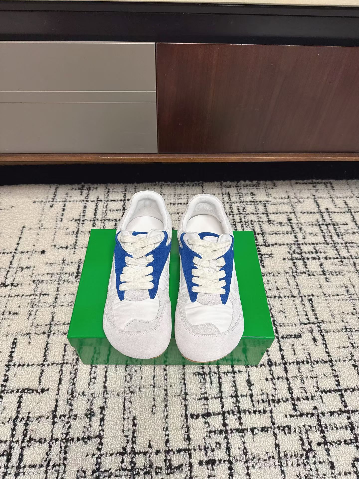 NO:757839,Bottega Veneta BV Forrest Gump shoes moral training shoes sneakers BV classic old money style sneakers with many celebrities and fashion bloggers planting grass. Made of Sneaker technology nylon and suede, inspired by retro sneakers, a new interpretation of classic sneakers, a light, comfortable and breathable summer must-have item. The sole adopts a classic woven texture, which is very recognizable, with nylon suede stitching and full texture. Original open molded rubber outsole  Size35-41 (40 41 customized), casual shoes/sports shoes,bottega veneta,bottega veneta,bottega veneta,sneakers,chamois leather19860909Bottega Veneta BV葆蝶家 阿甘鞋 德训鞋 运动鞋  BV经典老钱风运动鞋超多明星时尚博主种草 Sneaker科技尼龙和绒面打造,灵感来自复古球鞋,全新演绎经典运动鞋,轻便、舒适、透气的夏季必备单品鞋底采用经典的编织纹理,超有辨识度,尼龙麂皮拼接,满满的质感呈现 原版开模橡胶大底 Size35-41（40 41定制）,休闲鞋/运动鞋,bottega veneta,bottega veneta,bottega veneta,sneakers,chamois leather,Women's Shoes