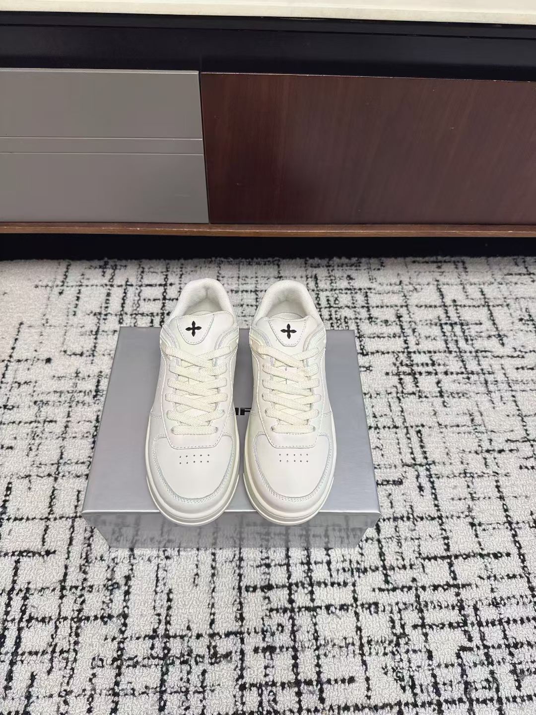 NO:757846,The latest thick-soled casual shoes and Martin boots from the national fashion brand SMFK in autumn and winter. Many celebrity fashion bloggers have planted grass. Super popular domestic brands. Simple design. Cross logo embellishment. Full of high-end. Heart-warming at first glance. Full of texture. A proper height-increasing artifact. One of the most fashionable items that can be worn with your eyes closed. The more you look at it, the more you look at it. Super versatile. Outsole height 3CM. Original molded non-slip outsole Size 35-40 (40)  Custom-made (non-refundable), casual shoes/sports shoes, boots, sneakers19860909国潮品牌SMFK秋冬最新款厚底 休闲鞋 马丁靴  超多明星时尚博主种草 超火国内品牌 简约的设计 十字架logo点缀 高级感满满 一眼心动 质感拉满 妥妥的增高神器 闭眼可入非常时髦的单品之一 真的是越看越上头 超级百搭 大底高度3CM 原版开模防滑大底Size35-40（40 订做不退换）,休闲鞋/运动鞋,boots,sneakers,Women's Shoes