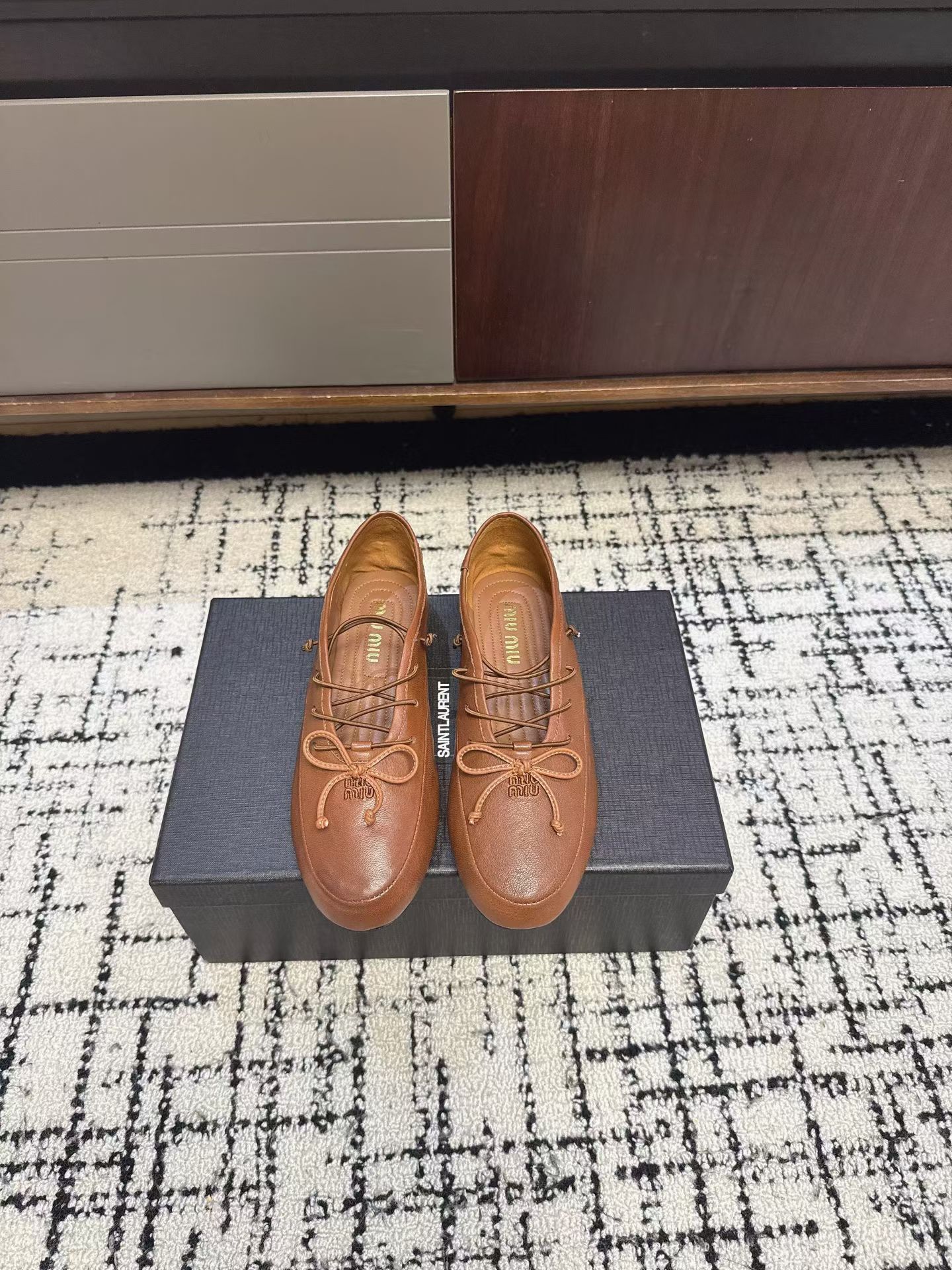 NO:787248,Out of the miumiu26 new spring style ballet shoes, Mary Jane Roman bow lace-up small leather shoes. The last shape is versatile. The shape is three-dimensional and full, comfortable on the foot. Full of aura, the collision of retro leather and bow, it is the lazy feeling of a French girl. The personalized elastic band design takes into account both comfort and refinement. Retro and full of texture. The minimalist design is full of details, which is the source of the sense of luxury. The upper is cowhide, the lining is sheepskin, and the foot pads!  Original outsole Size: 35-41, ballet shoes, miumiu, mary jane, cowhide, sheepskin19860909出 miumiu26新春款芭蕾舞鞋 玛丽珍罗马蝴蝶结系带小皮鞋 楦型百搭.造型立体饱满,上脚舒适 气场十足,复古皮革与蝴蝶结的碰撞,是法式少女的慵懒感. 个性松紧带设计,兼顾舒适与精致.复古又充满质感.极简的设计却藏着满满的细节,这才是高级感的来源. 鞋面牛皮 羊皮里、垫脚！原版大底 Size: 35-41,芭蕾舞鞋,miumiu,mary jane,cowhide,sheepskin,Women's Shoes