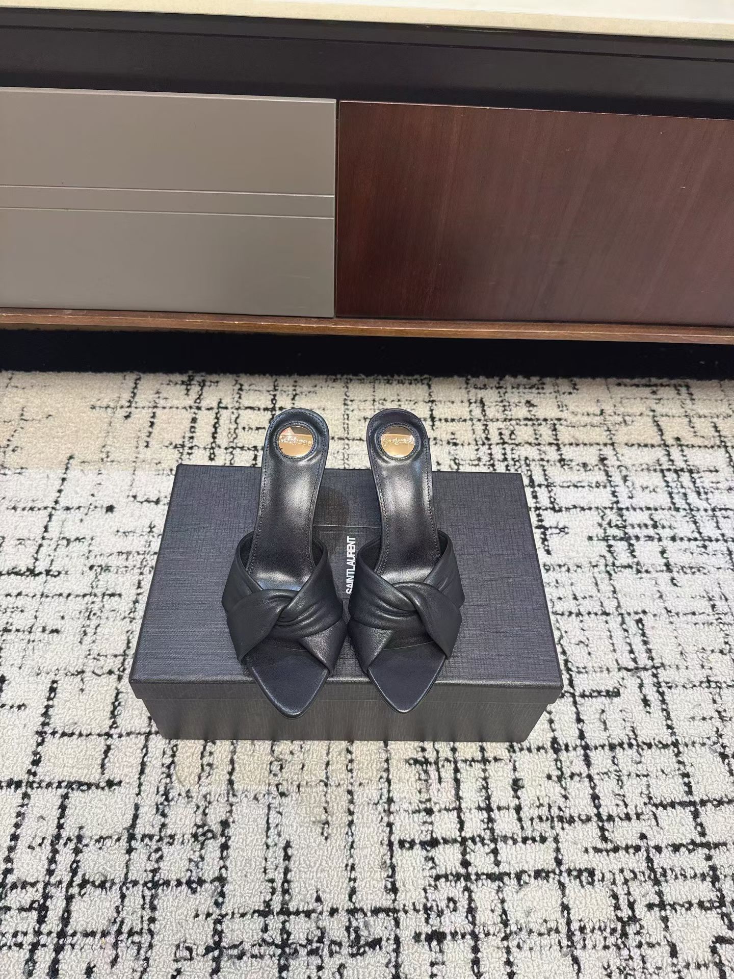 NO:787247,Saint Lauren* 26SS New Yves Saint Laurent Knot Mules for Early Spring The kink design of the YSL upper is like gently lifting up a tender heart. The pointed stiletto heels outline neat and soft lines, with just the right amount of laziness and high-end in every step. It is an 'atmosphere artifact' that makes people fall in love at a glance. Who can resist a pair of kink mules with its own elegant buff?  The pointed toe elongates the legs, and the twist adds softness. From commuting to dating, it is your safest choice, making you low-key and dazzling in the crowd. Remove unnecessary decorations, leaving only pure texture and lines. The leather twist is the finishing touch, showing refinement in simplicity. Whether it is paired with a suit or a dress, it can easily hold the whole audience. Cowhide upper, sheepskin lining, Italian genuine leather outsole, heel height 7.5cm  Size 35-40 (40 customized, non-refundable), high heels and slippers, saint laurent, saint laurent, saint laurent, high heels, slippers, skirts, business suit, cowhide, sheepskin, Leather soles19860909出 Saint Lauren* 26SS 早春新款圣罗兰扭结穆勒鞋 Ysl鞋面的扭结设计,像把温柔的心事轻轻挽起.尖头细高跟,勾勒出利落又柔美的线条,每一步都带着恰到好处的慵懒与高级,是让人一眼沦陷的“氛围感神器”.谁能拒绝一双自带优雅buff的扭结穆勒鞋？尖头拉长腿型,扭结增添柔媚,从通勤到约会,它都是你最稳妥的选择,让你在人群中,低调又耀眼. 褪去多余装饰,只留纯粹的质感与线条.皮革扭结是点睛之笔,在简约中透出精致,不管是搭配西装还是连衣裙,都能轻松hold住全场. 鞋面牛皮 内里羊皮 鞋底意大利真皮大底 跟高7.5cm 码数35-40（40定制不退换）,高跟鞋拖鞋,saint laurent,saint laurent,saint laurent,high heels,slippers,skirts,business suit,cowhide,sheepskin,Leather soles,Women's Shoes