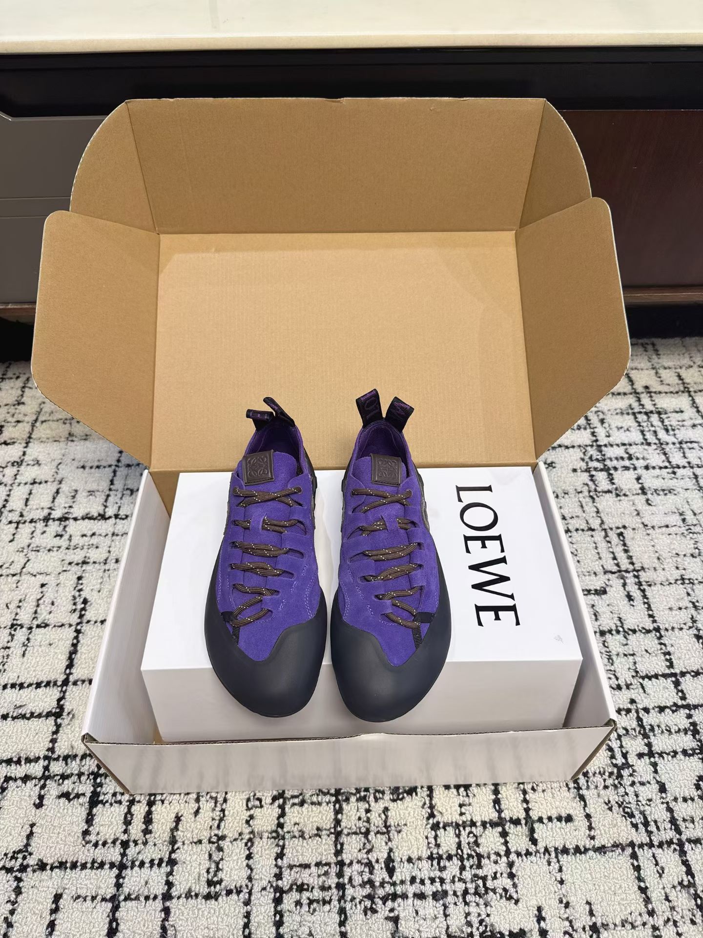 NO:789158,LOEW*'s new retro skill sneakers for early spring, the climbing series of sneakers, are inspired by professional rock climbing shoes, perfectly integrating pioneering functional aesthetics with the exquisite craftsmanship of luxury brands, breaking the boundaries between sports and fashion, and becoming the 'big hit of the year' in fashionable people's shoe cabinets. Whether it is for daily outings, trendy wear or light outdoor travel, they can easily achieve a sense of high-end and become an eye-catching tool for styling.  Anti-slip and wear-resistant rubber outsole, with deep texture and strong grip, suitable for a variety of road surfaces, taking into account professional performance and daily comfort, so that your feet will not tire after long walks. Cow suede upper, sheepskin lining, rubber outsole, size 35-40 (40 size customization is non-refundable), casual shoes/sports shoes, loewe, sneakers, sheepskin19860909LOEW*早春新款复古技能运动鞋 攀岩系列运动鞋,以专业攀岩鞋为灵感,将先锋机能美学与奢侈品牌的精致工艺完美融合,打破运动与时尚的边界,成为潮人鞋柜里的「年度爆款」,不管是日常出街、潮流穿搭还是轻户外出行,都能轻松拿捏高级感,成为造型的吸睛利器. 防滑耐磨橡胶大底,纹路深邃,抓地力超强,适配多种路面,兼顾专业性能与日常穿着的舒适性,久走不累脚. 鞋面牛反绒 内里羊皮 大底橡胶大底 size35-40码（40码定制不退换）,休闲鞋/运动鞋,loewe,sneakers,sheepskin,Women's Shoes