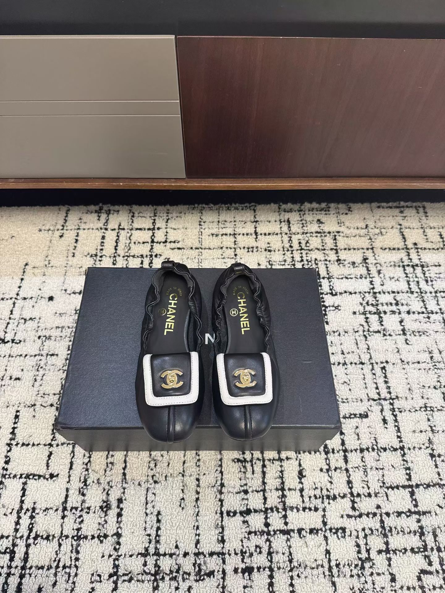 NO:789155,Chane*26SS early spring new square-toe shoes, with the classic Double C gold label, square toe cut, neat and elegant, full of soft cowhide texture, instantly transform your feet into a noble lady, whether you are commuting, dating or daily outings, you can easily create a sense of atmosphere, it is a 'necessary shoe' that every girl should have in her shoe cabinet!  Two colors are available to cover all styles. Cream rice is gentle and noble, white and black contrasting colors are refreshing and age-reducing, black base with white edges is cool and high-end, one pair unlocks N kinds of outfits, both appearance and comfort are online, you can buy it with your eyes closed!  Sheepskin upper, sheepskin lining, leather outsole, size 35 (customized to size 40, non-returnable), single shoes, chanel, cowhide, sheepskin, Leather soles19860909Chane*26SS早春新款方头单鞋 经典双C金标加持,方头剪裁利落大气,软牛皮质感拉满,上脚秒变贵气大小姐,不管是通勤、约会还是日常出街,都能轻松拿捏氛围感,是每个女生鞋柜里都该有的「刚需神鞋」！ 二色可选承包所有风格奶油米温柔显贵,白黑撞色清爽减龄,黑底白边酷飒高级,一双解锁N种穿搭,颜值与舒适双在线,闭眼入不亏！ 鞋面羊皮 内里羊皮 大底真皮大底 size35-码（40码定制不退换）,单鞋,chanel,cowhide,sheepskin,Leather soles,Women's Shoes