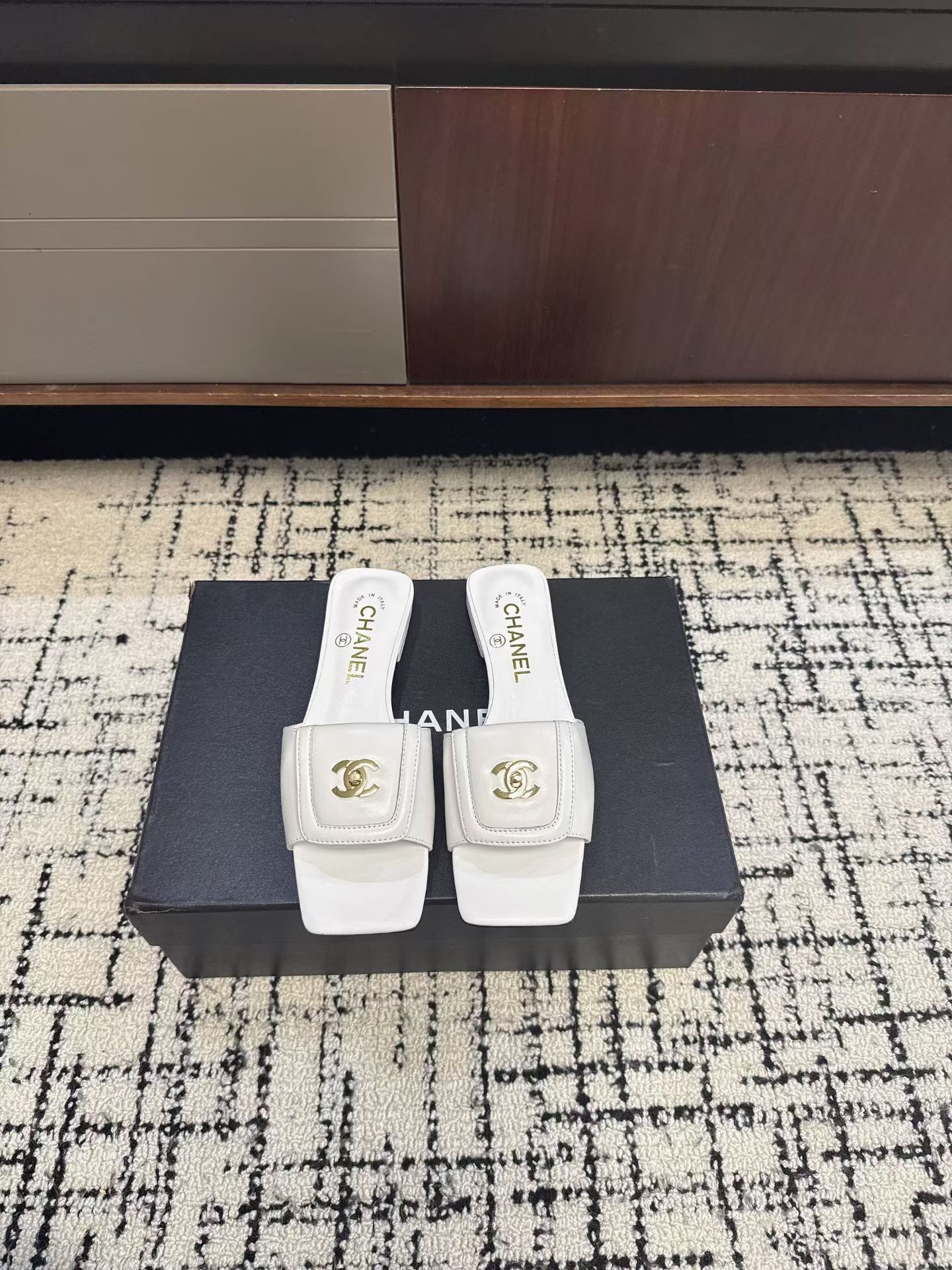 NO:789178,Chane*26SS new early spring square toe slippers with classic double C gold label, square toe cut, neat and elegant, full of soft cowhide texture, instantly transform your feet into a noble lady, whether you are commuting, dating or daily outings, you can easily create a sense of atmosphere, it is a 'necessary shoe' that every girl should have in her shoe cabinet!  Three colors are available to cover all styles. Creamy rice is gentle and noble, white and black contrasting colors are refreshing and age-reducing, black with white edges is cool and high-end, one pair unlocks N kinds of outfits, appearance and comfort are both online, close your eyes and you won’t lose!  Sheepskin upper, sheepskin lining, leather outsole, size 35-40), size 40 customized (non-returnable), slippers, chanel, slippers, cowhide, sheepskin, Leather soles19860909Chane*26SS早春新款方头拖鞋 经典双C金标加持,方头剪裁利落大气,软牛皮质感拉满,上脚秒变贵气大小姐,不管是通勤、约会还是日常出街,都能轻松拿捏氛围感,是每个女生鞋柜里都该有的「刚需神鞋」！ 三色可选承包所有风格奶油米温柔显贵,白黑撞色清爽减龄,黑底白边酷飒高级,一双解锁N种穿搭,颜值与舒适双在线,闭眼入不亏！ 鞋面羊皮 内里羊皮 大底真皮大底 size35-40）40码定制不退换）,拖鞋,chanel,slippers,cowhide,sheepskin,Leather soles,Women's Shoes