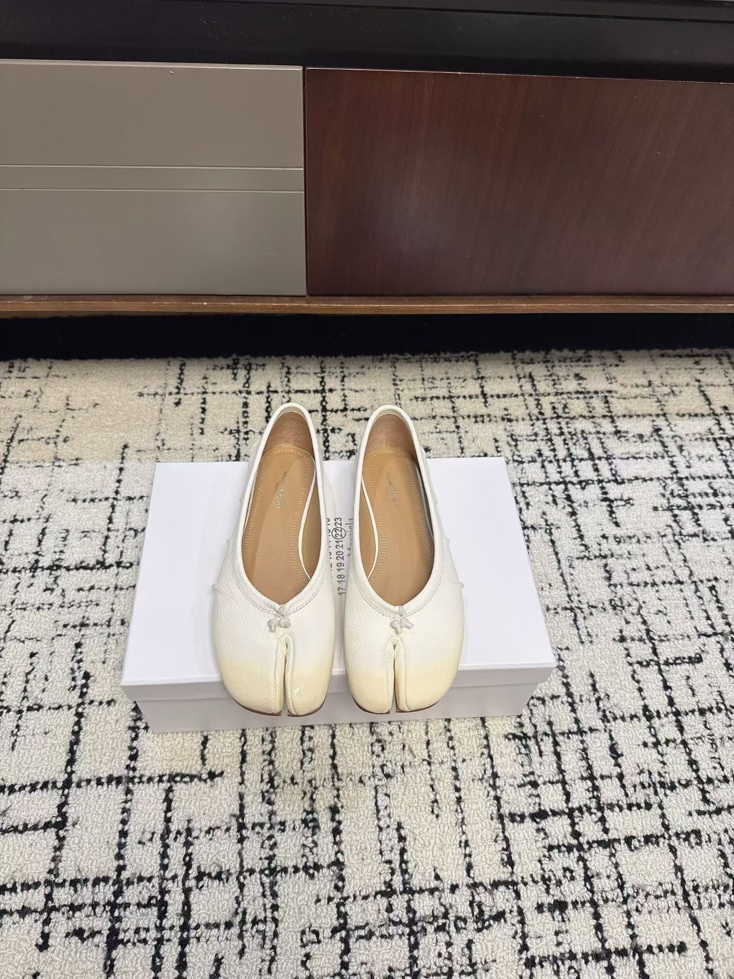 NO:789172,Maison Margiel*26ss new split-toe ballet shoes for early spring. The iconic split-toe shoe shape breaks the traditional shoe design and reshapes the aesthetics of the foot. It selects fine pebbled cowhide, which is soft to the touch and has an exclusive texture as you wear it. The shallow mouth ballet shoes are cut to modify the foot shape, elongate the leg line, and are not picky about the foot shape. Multi-color gradient/solid color design to meet the needs of different styles.  One-step lazy design, adaptable to all scenes of commuting, daily life, and travel. From the show to the street, it is synonymous with avant-garde fashion. Every step is a subversion of tradition and a manifestation of individuality. Upper cowhide, lining sheepskin, genuine leather outsole, size 35-40 (customized size 40 is non-returnable), split-toe shoes, cowhide, sheepskin, Leather soles19860909Maison Margiel*26ss早春新款分趾芭蕾鞋 标志性分趾鞋型,打破传统鞋履设计,重塑足部美学,甄选细腻荔枝纹牛皮,触感柔软,越穿越有专属质感,浅口芭蕾鞋剪裁,修饰脚型,拉长腿部线条,不挑脚型.多色渐变/纯色设计,满足不同风格穿搭需求. 一脚蹬懒人设计,通勤、日常、出行全场景适配 从秀场到街头,是先锋时尚的代名词,每一步,都是对传统的颠覆,对个性的彰显. 鞋面牛皮 内里羊皮 大底真皮大底 size35-40码（40码定制不退换）,分趾鞋,cowhide,sheepskin,Leather soles,Women's Shoes