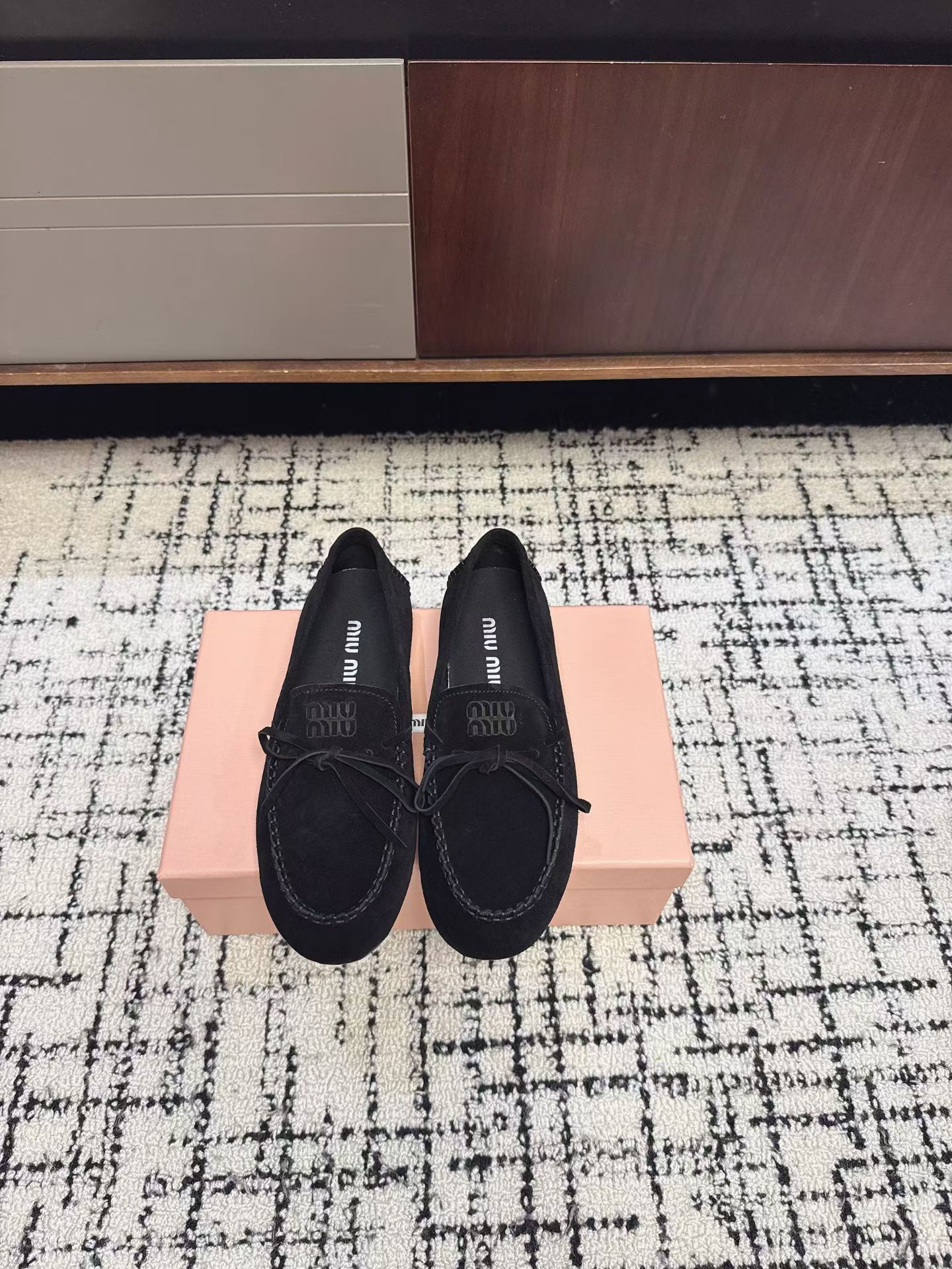 NO:781456,Miu Mi* 26ss new bow loafers for early spring. This pair of bow loafers really appeals to my aesthetic point!  The soft fufu suede material with smart handmade bows welds the girly and lazy feeling directly to the feet, and it is an all-inclusive slip-on design, which is more practical to wear. Whether it is daily commuting or going out on the weekend, it will instantly fill your feet with a sense of atmosphere. It is definitely a must-have in your shoe cabinet for spring and summer!  Every time you take a photo, it will be a blockbuster; even if you wear it casually at home, the soft-soled design is so comfortable that you don’t want to take it off. It is a real pair of shoes that can be used for all occasions!  Cow suede upper, cow suede lining, outsole, original molded outsole, size 35-40 (customized size 40 is non-refundable), slippers, single shoes, sandals, miumiu, loafers, sandals, slippers, chamois leather19860909Miu Mi* 26ss 早春新款蝴蝶结乐福鞋 这双蝴蝶结乐福鞋真的长在了我的审美点上！软fufu的麂皮材质搭配灵动的手工蝴蝶结,把少女感和慵懒感直接焊在脚上,而且它是全包一脚蹬的设计,更实穿,不管是日常通勤还是周末出街,上脚瞬间氛围感拉满,绝对是你鞋柜里春夏必备的百搭王！ 随手一拍都是大片；就算居家休闲穿,软底设计也舒适到不想脱下来,真正的一双鞋搞定所有场合！ 鞋面牛反绒 内里牛反绒 大底原版开模大底 size35-40码（40码定制不退换） 拖鞋 单鞋,凉鞋,miumiu,loafers,sandals,slippers,chamois leather,Women's Shoes