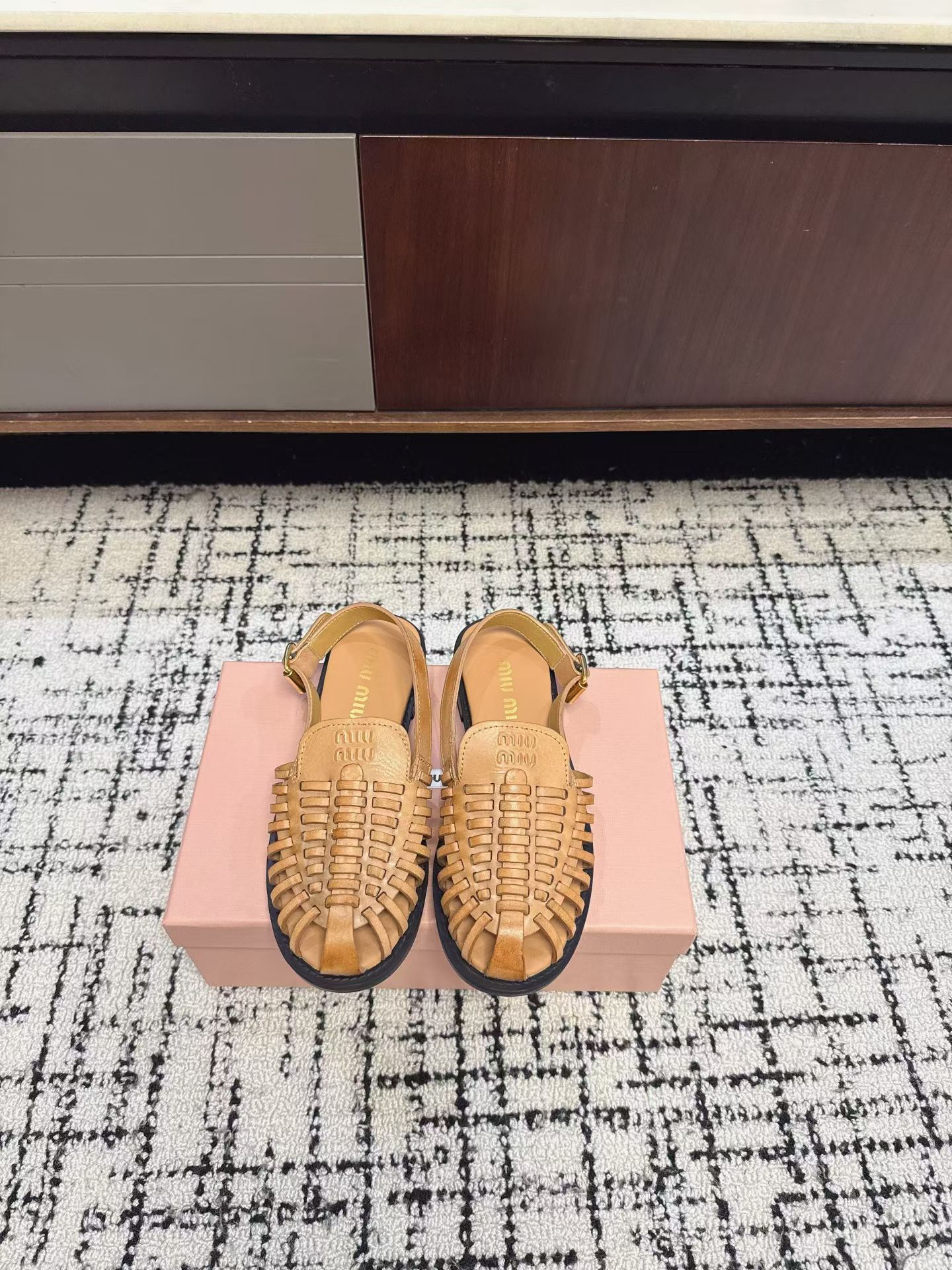NO:781527,Miu Mi* 26ss new early spring Roman woven sandals. The soft sheepskin wraps the feet, like being supported by gentle clouds, and the feet are not stuffy when walking all day long. The hollow woven design welds a retro feel and a girly feel to the feet. When paired with jeans or a small skirt, it comes with a lazy filter, and it looks like a pictorial when you step on it.  Hollow weave design + heel pleat details, retro and slimming, pairing with jeans is a casual American style, matching with a small skirt is a gentle Korean style, you can wear it in early autumn with your eyes closed. Upper waxed cowhide, lining cowhide, rubber outsole, size 35-41 (customized sizes 40 and 41 are non-returnable), sandals, miumiu, sandals, skirts, jeans, cowhide, sheepskin19860909Miu Mi* 26ss 早春新款罗马编织凉鞋 软乎乎的羊皮包裹双脚,像被温柔云朵托住,走路一整天都不闷脚.镂空编织设计,把复古感和少女感焊在脚上,搭配牛仔裤、小裙子都自带慵懒滤镜,随便踩踩都是画报感. 镂空编织设计+后跟褶皱细节,复古又显脚瘦,搭配牛仔裤是随性美式,配小裙子是温柔韩系,早秋穿搭闭眼入都不出错. 鞋面 打蜡牛皮 内里牛皮 大底橡胶大底 size35-41码（40、41码定制不退换）,凉鞋,miumiu,sandals,skirts,jeans,cowhide,sheepskin,Women's Shoes