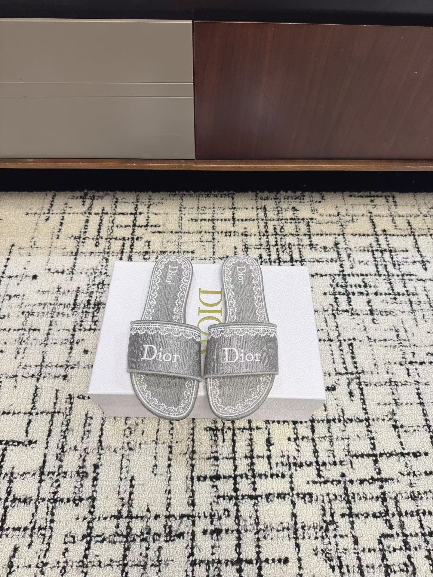 NO:781519,Dio*26ss new early spring white low-heeled/flat-soled flip-flops are classic flip-flops with two toe designs: round toe and square toe. The flat-soled and heelless style ensures wearing comfort. At the same time, the simple version can better highlight the pattern and brand logo details of the shoe.  With black gold and white gold as the core colors, it is a classic luxury contrasting combination. The retro palace style of the pattern is combined with the modern and simple slipper version. It has both a sense of luxury and leisure, and is suitable for daily outings, vacations and other scenes. The upper is embroidered with the Christian Dior Paris logo, the lining is cowhide, and the sole is genuine leather. The size is 35-41 (customized sizes 40 and 41 are not returnable)  Heel height 4cm, slippers, dior, slippers, cowhide, Leather soles19860909Dio*26ss 早春新款显白低跟/平底一字拖 为经典一字拖版型,分圆头与方头两种鞋头设计,平底无跟的款式保证了穿着舒适度,同时简约的版型能更好地突出鞋面的纹样与品牌标识细节. 以黑金、白金为核心配色,属于经典的奢华撞色组合,纹样的复古宫廷风与现代简约的拖鞋版型结合,兼具高级感与休闲感,适配日常出街、度假等多种场景. 鞋面Christian Dior Paris标志刺绣 内里牛皮 鞋底真皮大底 码数35-41码（40、41码定制不退换） 跟高4cm,拖鞋,dior,slippers,cowhide,Leather soles,Women's Shoes