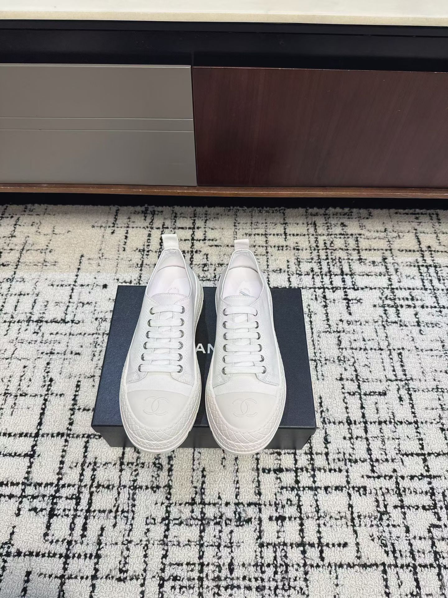 NO:781511,Chane*26SS new early spring thick-soled casual sneakers. The embossed double C logo on the toe is the soul of the entire pair of shoes. Chanel's brand DNA is engraved into every detail, showing a sense of high-end in a low-key manner. The thick-soled platform outsole design can invisiblely increase the height of the foot and turn it into a cartoon leg in seconds. Small people can be directly welded to the foot. The shoe shape is loose and does not squeeze the foot. It is very friendly to sisters with wide feet and fleshy feet. The upper foot makes the foot appear smaller.  Whether it is daily commuting, going out on a date, or traveling and taking photos, this pair of shoes can be held perfectly. It feels like walking on the feet, and it will look like a blockbuster in any photo. Sheepskin lining, TPU outsole, size 35-40 (customized sizes 40 and 40 are non-refundable), heel height 5cm, casual shoes/sports shoes, chanel, chanel, sneakers, sheepskin19860909Chane*26SS早春新款厚底休闲板鞋 鞋头压纹双C标识是整双鞋的灵魂,把香奈儿的品牌DNA刻进每一处细节,低调中尽显高级感.厚底松糕大底设计,上脚瞬间隐形增高秒变漫画腿,小个子直接焊死在脚上；鞋型宽松不挤脚,对宽脚、肉脚姐妹超友好,上脚显脚小. 不管是日常通勤、约会出街,还是旅行拍照,这双鞋都能完美hold住,上脚就是行走的氛围感,随便拍都是大片既视感. 内里羊皮 大底TPU大底 size35-40码（40、码定制不退换） 跟高5cm,休闲鞋/运动鞋,chanel,chanel,sneakers,sheepskin,Women's Shoes