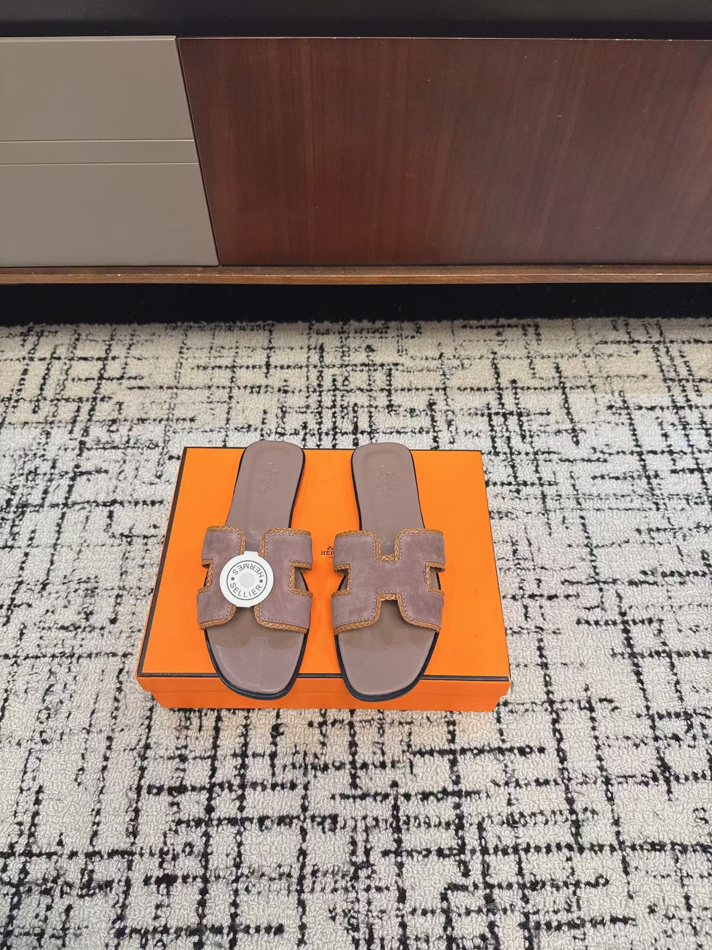 NO:781494,Herme*'s new classic slippers for early spring. The classic style is the soul of the entire pair of shoes, and the details are luxurious. The double-strap design is full of layers, and the contrasting color splicing is more refined. The wide upper accommodates various foot types, and can be perfectly controlled by wide feet and fleshy feet. The slip-on style is refreshing and breathable. It is not stuffy in the summer, does not grind the feet and does not squeeze the feet. The two high-end colors are black and brown, and the contrasting colors are calm and atmospheric, and the bright orange is energetic and eye-catching.  Each style is aesthetically pleasing, and can easily handle all styles such as commuting, leisure, and vacation. The upper is imported custom goatskin/sheepkin, the lining is sheepskin, the outsole is an original molded outsole, size 35-42 (41, 42, customization is non-refundable), heel height 2cm, slippers, hermes, slippers, sheepskin, sheep19860909Herme*早春新款经典拖鞋 经典款式是整双鞋的灵魂,细节处尽显奢华 双带设计层次感拉满,撞色拼接更显精致.宽幅鞋面包容各种脚型,宽脚、肉脚都能完美驾驭,一字拖型清爽透气,夏日穿完全不闷脚,不磨脚不挤脚 两色高级选色黑棕撞色沉稳大气、亮橙撞活力吸睛. 每一款都长在审美上,轻松驾驭通勤、休闲、度假等所有风格. 鞋面进口定制山羊皮/羊京 内里羊皮 大底原版开模大底 size35-42码（41、42、定制不退换） 跟高2cm,拖鞋,hermes,slippers,sheepskin,sheep,Women's Shoes