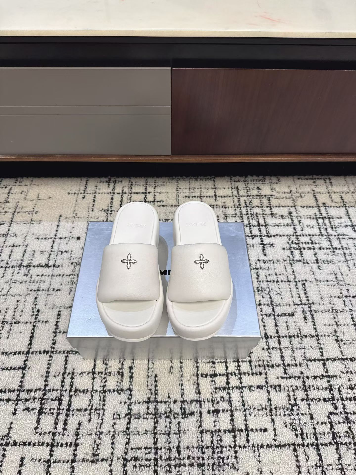 NO:781503,SMFK's latest spring and summer cross-flowered thick-soled flip-flops are popular with many celebrities. This is the cross-flowered thick-soled flip-flops launched by the national fashion brand SMFK. It is a popular item worn by hot girls in recent years. It has become a summer street artifact with its ultra-high height-increasing effect and comfortable foot feel. The brand's iconic silver cross-flowered metal logo on the upper is the most recognizable symbol of SMFK, with its own cool feeling. The heel height is about  8.5cm, using a curved wedge heel design, visually elongating the legs, and at the same time, the center of gravity is more stable, making the feet less tired when walking. The upper is made of fluffy inflatable bread-like design, made of soft cowhide leather, which fits the feet without rubbing, and has a full sense of style. Original molded non-slip outsole, size 35-40, slippers, slippers, cowhide19860909SMFK春夏最新款十字花厚底一字拖 超多明星网红种草 这是国潮品牌 SMFK 推出的十字花厚底一字拖,是近年辣妹风穿搭的爆款单品 以超高增高效果和舒适脚感成为夏日出街神器鞋面带饰品牌标志性的银色十字花金属标,是SMFK最具辨识度的符号,自带酷飒感 鞋跟高度约 8.5cm,采用弧形坡跟设计,视觉上极致拉长腿型,同时重心更稳,走路不易累脚 鞋面做蓬松的充气面包感设计,软质牛皮材质,贴合脚面不磨脚,造型感拉满原版开模防滑大底码数35-40,拖鞋,slippers,cowhide,Women's Shoes