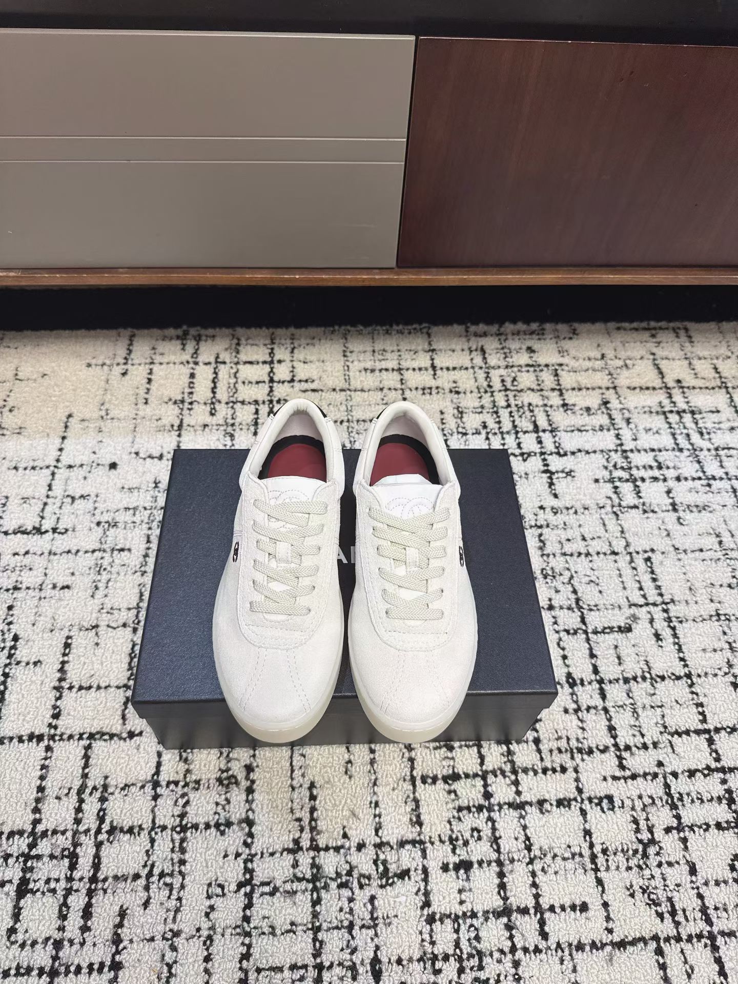 NO:781479,Chane*26SS early spring new retro moral training sneakers. This pair of Chanel moral training sneakers is a treasure model that has 'low-key and noble' engraved in the DNA. It is also an evergreen model in this year's shoe cabinet. It has a matte soft light texture, is soft and weighty on the hand, and has a more timeless taste on the foot. After wearing it for a long time, it can also precipitate a retro texture that is unique to you.  From daily commuting to weekend outings, from casual style to casual style, this pair of shoes can be seamlessly connected, and the effortless French relaxation can be quietly worn into every scene of life. You can't go wrong when you close your eyes. Upper cow suede, inner sheepskin outsole TPU outsole size 35-41 (customized sizes 40 and 41 are non-refundable) Heel height 2.5cm, casual shoes/sports shoes, chanel, sneakers, sheepskin19860909Chane*26SS早春新款复古德训板鞋 这双Chanel德训板鞋,是把“低调显贵”刻DNA里的宝藏款,也是今年鞋柜里的常青款.自带雾面柔光质感,上手软糯有分量,上脚更是越穿越有味道,穿久了也能沉淀出独属于你的复古质感. 从日常通勤到周末出游,从休闲风到轻熟风,这双鞋都能无缝衔接,把不费力的法式松弛感,悄悄穿进生活的每一个场景里,闭眼入都不会出错. 鞋面牛反绒 内里羊皮 大底TPU大底 size35-41码（40、41码定制不退换） 跟高2.5cm,休闲鞋/运动鞋,chanel,sneakers,sheepskin,Women's Shoes