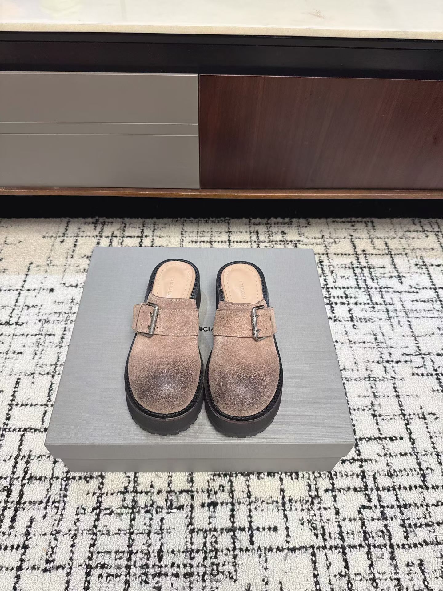 NO:781470,Balenciaga spring and summer's latest thick-soled metal buckle Mule Birkenstock slippers. Many celebrity Internet celebrities have planted grass. The upper is designed with adjustable silver metal buckles. It is Balenciaga's iconic motorcycle style. The tightness can be adjusted according to the foot shape, and the fit is full. Classic Birkenstock shoe shape + Mule slipper structure, no heel slip-on design, easy to put on and take off, you can go out in one second, perfect for the brand's high-street relaxation. 5cm thick-soled serrated outsole  Continuing the Balenciaga thick-soled family design, upper imported calfskin, original molded combination outsole, size women's 35-42 (41, 42 custom-made, non-returnable, non-exchangeable) P, half drag, balenciaga, balenciaga, cowhide19860909巴黎世家Balenciaga春夏最新款厚底金属扣穆勒勃肯拖 超多明星网红种草 鞋面采用可调节银色金属扣带设计 是巴黎世家标志性的机车风 可根据脚型调整松紧,适配度拉满 经典勃肯鞋型+穆勒拖结构,无后跟套脚设计,穿脱方便,一秒出门,完美契合品牌的高街松弛感 5cm厚底锯齿大底 延续巴黎世家厚底家族设计鞋面进口小牛皮 原版开模组合大底码数女35-42 (41,42订做不退不换）P,半拖,balenciaga,balenciaga,cowhide,Women's Shoes