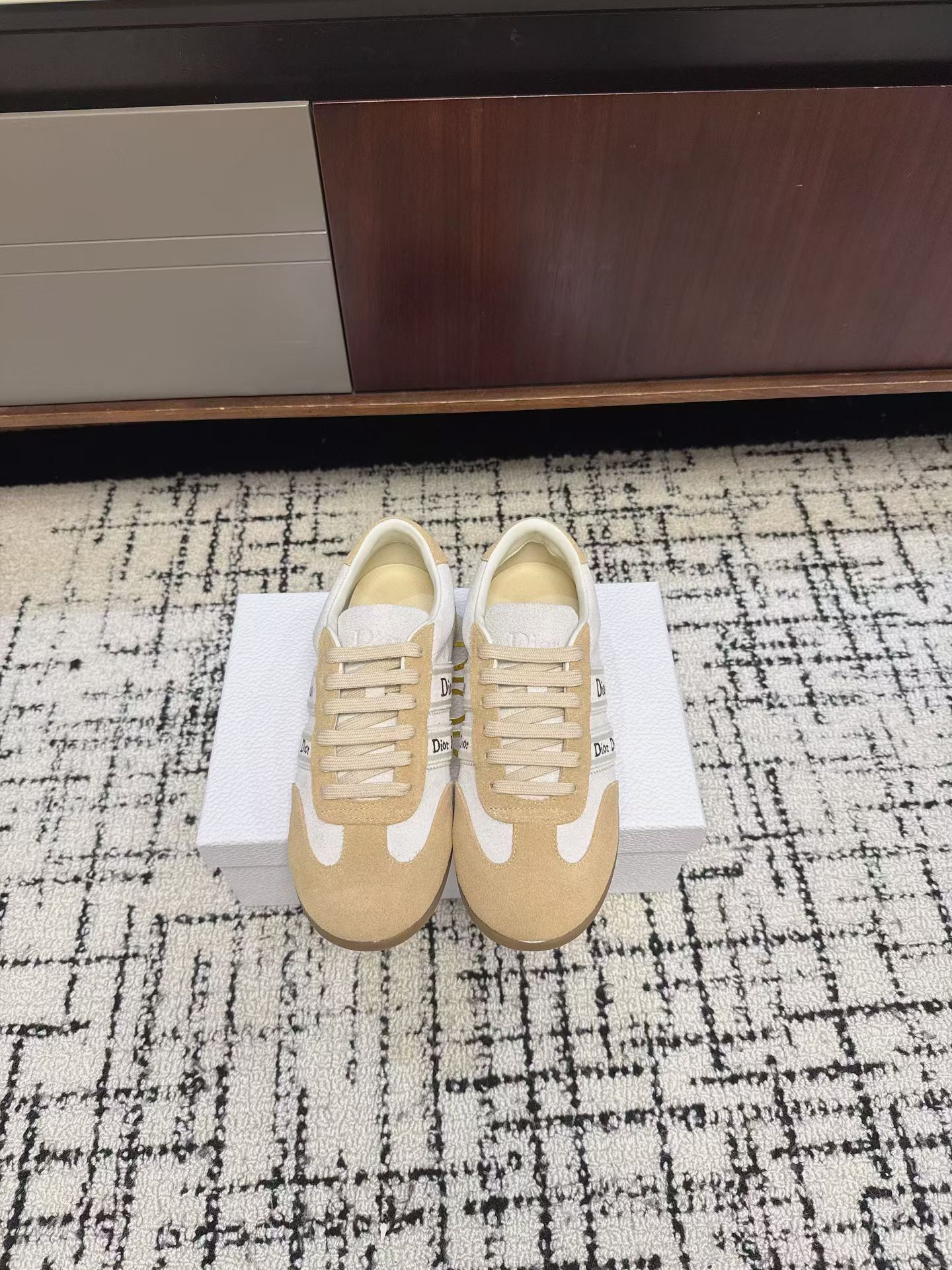 NO:781461,Dior DIOR's latest moral training casual shoes for spring and summer. There are many celebrity Internet celebrities. It combines Dior's luxury design and classic sports shoes. It focuses on casual and versatile light retro style. It is made of suede cowhide (suede) + technical fabric splicing, taking into account texture and breathability. The side of the shoe is decorated with repeated 'Dior' letter webbing, and the tongue is printed with the brand logo, making it highly recognizable. Original open-molded rubber anti-slip outsole Size 35-41 (40  41 (non-refundable), casual shoes/sports shoes, dior, dior, sneakers, cowhide, chamois leather19860909迪奥DIOR春夏最新款德训休闲鞋 超多明星网红种草 融合了迪奥的高奢设计与经典运动鞋型 主打休闲百搭轻复古风格 采用绒面牛皮（麂皮）+ 科技面料拼接,兼顾质感与透气性 鞋侧饰有重复的「Dior」字母织带,鞋舌印有品牌标识,辨识度拉满 原版开模橡胶防滑大底Size35-41（40 41不退换）,休闲鞋/运动鞋,dior,dior,sneakers,cowhide,chamois leather,Women's Shoes