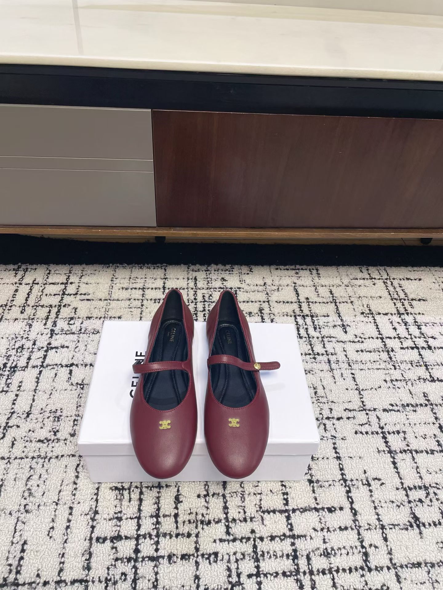 NO:816888,Celin*26ss spring and summer new Arc de Triomphe buckle Mary Jane flats  A modern interpretation of the classic Mary Jane shoe shape, with a rounded toe and the iconic Arc de Triomphe metal buckle, it has a retro French charm. The shoe body has simple and neat lines, and the single buckle design takes into account both sophistication and ease of putting on and taking off. Whether paired with jeans, skirts or suit trousers, it can be easily adapted to daily commuting, dating and other scenarios. The shoe shape fits the foot shape and the soft lining brings a light and comfortable wearing experience. You can stay comfortable even when walking for a long time, and you will not feel tired after wearing it for a long time.  Multiple color options are available, each one has its own versatile attributes and can be easily integrated into your daily wardrobe. It is a low-key tool to enhance the overall texture of the overall outfit. Sheepskin upper, sheepskin lining, genuine leather outsole, size 35-40 (customized size 40 is non-refundable), Mary Jane, celine, mary jane, flats, skirts, jeans, business suit, sheepskin, Leather soles19860909Celin*26ss春夏新款凯旋门扣玛丽珍平底鞋 经典玛丽珍鞋型的现代演绎,圆润鞋头搭配标志性凯旋门金属扣,自带复古法式韵味.鞋身线条简约利落,单条搭扣设计兼顾了精致感与穿脱便捷性,无论是搭配牛仔裤、半身裙还是西装裤,都能轻松适配日常通勤、约会等多种场景.鞋型贴合脚型,软质内里带来轻盈舒适的穿着体验,长时间行走也能保持自在,久穿不累. 多色可选的配色方案,每一款都自带百搭属性,轻松融入你的日常衣橱,是提升整体穿搭质感的低调利器. 鞋面羊皮 内里羊皮 大底真皮大底 size35-40码（40码定制不退换）,玛丽珍,celine,mary jane,flats,skirts,jeans,business suit,sheepskin,Leather soles,Women's Shoes