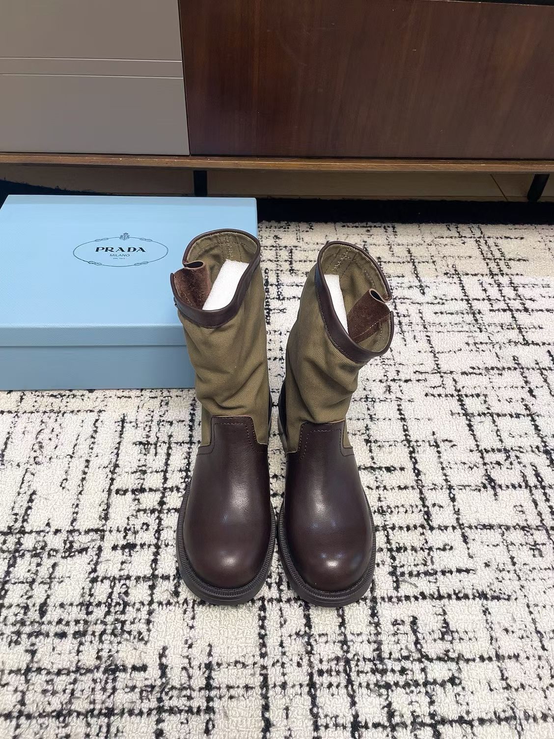 NO:816897,New color Prad* Prada 25ss Autumn and Winter thick-soled knight boots, fashionable thick-soled casual boots, unique taste, everyone loves and easy to control, and will be popular every year. There is also a versatile classic shoe last, which is enough to conquer you. Wear it, increase your height and casual style, simple and handsome on the feet. The upper is made of tree paste calf, the lining is water-dyed cowhide, and the outsole is made of genuine leather with anti-slip sole.  Size 35-41 (40, 41 customized, non-refundable), boots, prada, prada, boots, cowhide19860909新色Prad* 普拉达 25ss 秋冬 厚底骑士靴长靴 时尚厚底休闲长靴 ,独到味道,人人都爱也轻松驾驭 每年都会爆.还有就是百搭经典的鞋楦,足以征服你,穿上它,增高休闲两不失误,上脚简单帅气 鞋面树膏油脂小牛 内里水染牛皮 大底真皮组合防滑底 Size35-41（40,41订做不退换）,靴子,prada,prada,boots,cowhide,Women's Shoes
