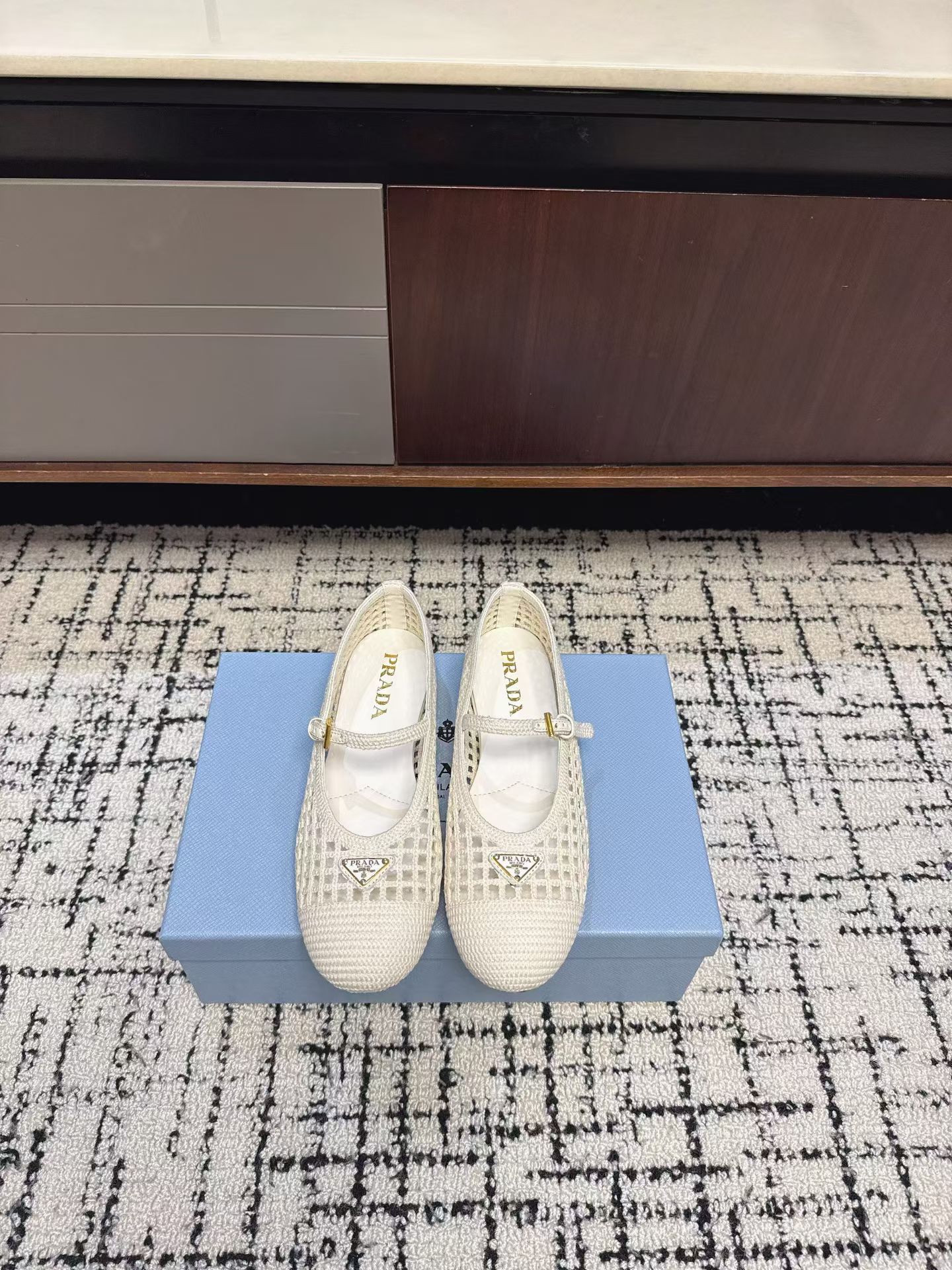 NO:819156,Prada's 2026 summer new casual mesh casual shoes are out. A pair of 'breathing' shoes. The upper is made of light and breathable nylon crochet technology, allowing your feet to breathe freely ~ Sheepskin foot pads. The rubber soles are non-slip and wear-resistant, and the flat heels are comfortable and not tiring. The leather ramp insoles fit the foot shape and are comfortable to wear for a long time. Easily switch styles, suitable for every outfit in spring and summer. 35-40, ballet shoes, prada, prada, sheepskin19860909出 Prada普拉达2026夏季新品缕空网休闲鞋 一双'会呼吸'的单鞋 鞋面轻盈透气的尼龙钩织工艺,让双脚自在呼吸~羊皮垫脚 橡胶鞋底防滑耐磨,平跟舒适不累脚 皮质坡道鞋垫贴合脚型,久穿也自在 轻松切换风格,适配春夏每一种穿搭.35-40,芭蕾舞鞋,prada,prada,sheepskin,Women's Shoes
