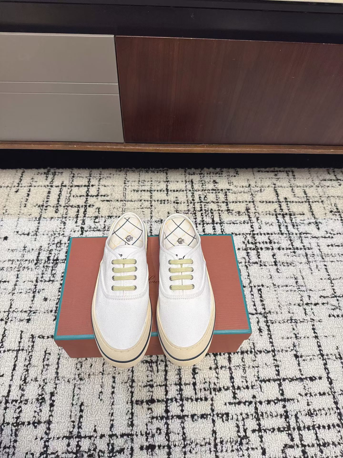 NO:819216,Purchasing agent Loro Piana classic slippers. It turns out that these are the legendary sneakers that will not tire your feet even if you walk 20,000 steps. This pair has both good looks and feel, and you will be completely smitten as soon as you put it on. The minimalist design is eye-catching and is a bonus when you wear it. The soft foot feel and texture are outstanding, and they will not scratch your feet. They are very nice with soft and waxy soles, which can be worn for daily use for a long time without getting tired.  Who can resist a pair of versatile and good-looking sneakers?  Don't be too elegant at all. You have good foot feel and texture. The key is to make your legs look longer without tiring your feet. The main thing is a size 35-40 that is just right, casual shoes/sports shoes, loro piana, sneakers, slippers19860909代购级Loro Piana经典拖鞋 原来这就是传说走两万步都不会累脚的运动鞋这双把颜值和脚感都拿捏住了,上脚一走就会被彻底沦陷～极简的设计吸睛耐看,穿搭加分项呀 软乎乎的脚感质感出众,不会磨脚就很nice搭配软软糯糯的鞋底,日常通行久穿不累哦 谁能拒绝得了一双百搭又好看的运动鞋呢？简直不要太气质,脚感和质感都拿捏,关键是显腿长不累脚,主打的就是一个刚刚好 码数35-40,休闲鞋/运动鞋,loro piana,sneakers,slippers,Women's Shoes