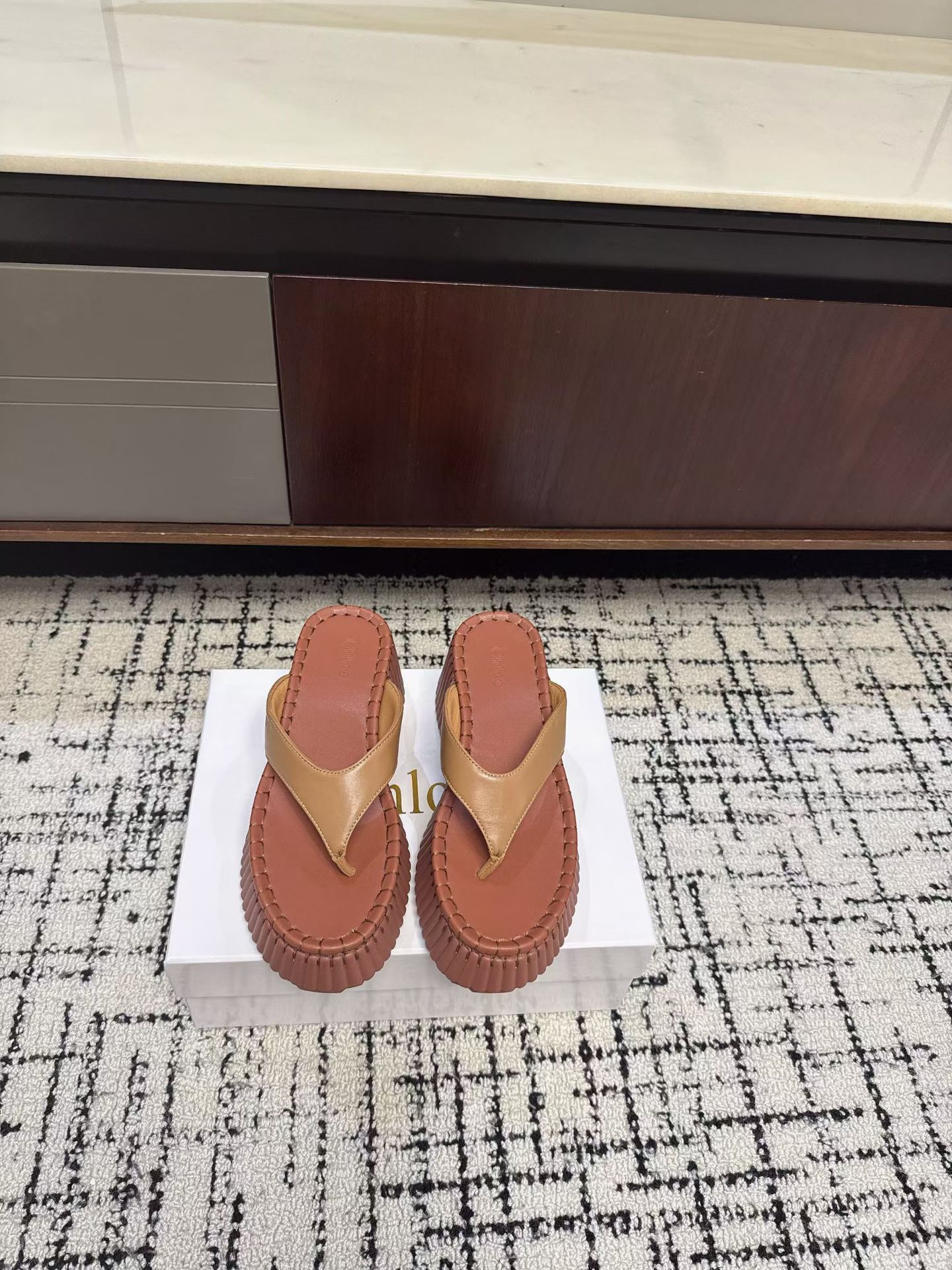NO:868632,P. Exclusive first release, the upgraded version of pure hand-stitched slippers is here!  Chloe's latest sewing mark thread, original private model high-density foam soles, artificial Goodyear threading, all the positions are just right after matching, all the craftsmanship is consistent with the original material, it is definitely a pair of wear-resistant and durable, a must-have for walking in the world!  !  Versatile Korean version, standard size 35-40, fabric cowhide and tendon stitching design style is super beautiful, split-toe shoes, chloe, loewe, slippers, cowhide19860909P 、独家首发,升级版纯手工缝线拖鞋来了！ Chloe（克洛伊）最新的缝马克线 原版私模高密度发泡鞋底 人工固特异手法穿线 配上后所有的位置刚刚好 所有的工艺与材质原版一致 绝对是一双耐穿耐看行走江湖必备利器！！百搭韩版 码数35-40标准码,面料牛皮牛筋拼接设计风格超级无敌美,分趾鞋,chloe,loewe,slippers,cowhide,Women's Shoes