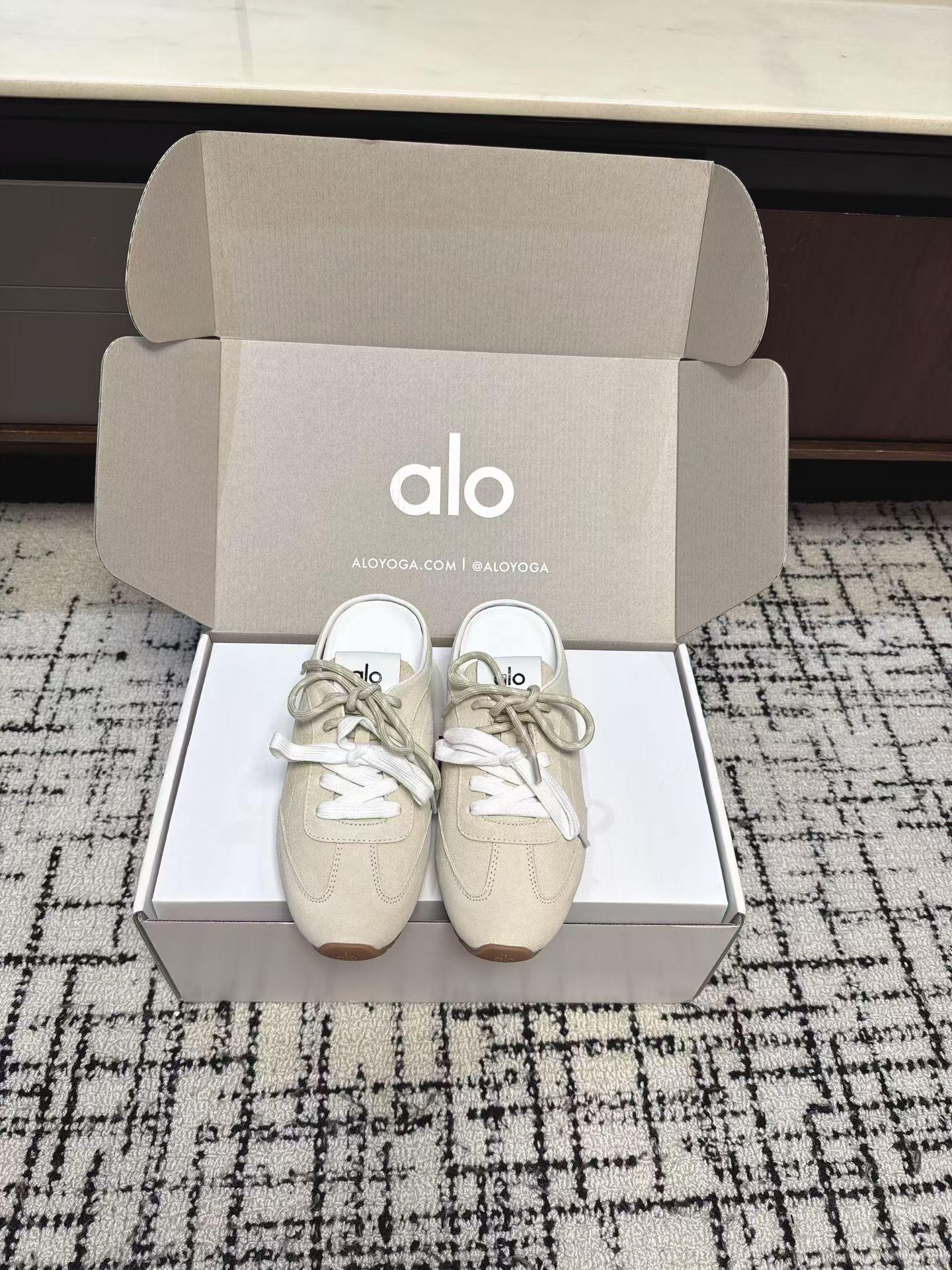 NO:868621,Al* 26ss summer new Dexun sneakers half drag  The design continues the classic lines of Dexun shoes, and has been modified for lazy people without a heel. The shoe body is made of fine anti-velvet material, which is soft and skin-friendly. The anti-collision edging of the toe and smooth splicing routing take into account the retro feel and durability. It has a 3.5cm inner height increase, which is suitable for small people with their eyes closed. The double shoelace design is both decorative and can be adjusted according to the foot shape, saying goodbye to the monotony of ordinary half-flop.  In terms of foot feel, it is completely comfortable. The inside of the shoe is a soft and waxy insole. It is soft and elastic and does not collapse. It will not tire your feet after walking for a long time. The half-drag design does not require tying shoelaces and is very convenient to put on and take off. The upper is suede and sheepskin lining. The outsole is rubber. Sizes 35-40 (customized sizes 40 are non-refundable). Heel height 3.5cm. Casual shoes/sports shoes, half-flop, sneakers, sheepskin19860909Al* 26ss 夏季新款德训运动鞋半拖 设计上延续了德训鞋的经典线条,做了无后跟半拖的懒人改良,鞋身采用细腻的反绒材质,触感柔软亲肤,鞋头的防撞包边和流畅的拼接走线,兼顾了复古感和耐用性.带有3.5cm内增高,小个子闭眼入,双鞋带的设计既是装饰也能根据脚型调整松紧,告别普通半拖的单调感. 脚感方面完全踩在舒适点上,鞋内是软糯的鞋垫,软弹又不塌底,走路久了也不会累脚,半拖的设计不用系鞋带,穿脱超方便. 鞋面牛反绒 内里羊皮 大底橡胶大底 size35-40码（40码定制不退换） 跟高3.5cm,休闲鞋/运动鞋半拖,sneakers,sheepskin,Women's Shoes