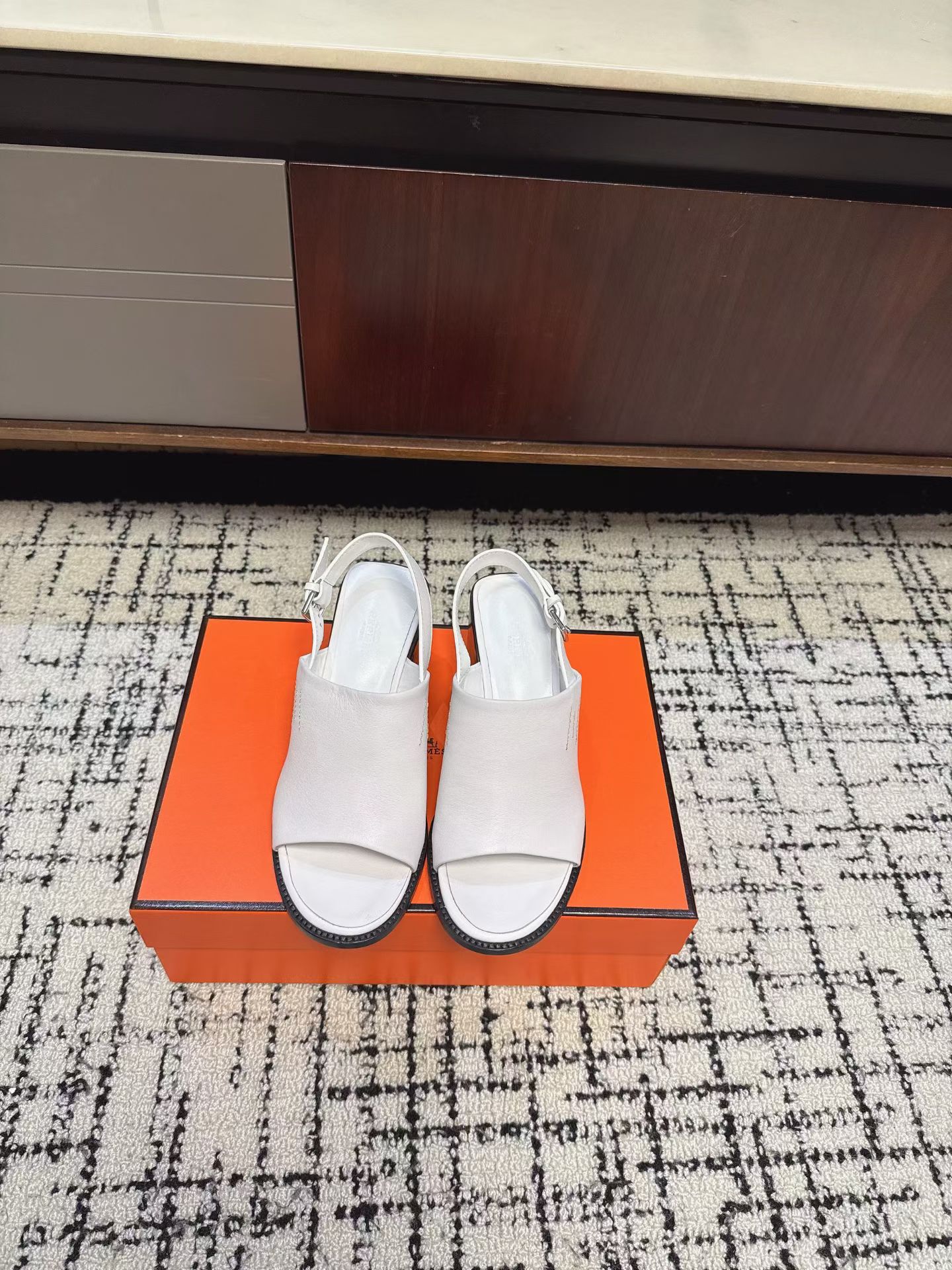 NO:868607,Herme* 26/new block-heeled Mary Jane ballet shoes. They are cute on the feet and reduce age. They are soft and super comfortable. They are very comfortable on the feet when paired with socks. Hermès ballet shoes. When I get the actual thing, I feel that the toe is a bit round and blunt, not elegant enough, but it is quite easy to wear. It is soft enough. Upper: original cowhide. Lining: sheepskin. Heel height 6.5cm. Outsole: Italian genuine leather outsole.  Size: 35-39 (40.41 customized), sandals, hermes, hermes, sandals, mary jane, cowhide, sheepskin, Leather soles, socks19860909Herme* 26/新款粗跟玛丽珍芭蕾舞鞋 上脚乖巧减龄 软乎乎的超级舒适 搭配袜子上脚超乖 爱马仕芭蕾舞鞋 实物到手觉得鞋头有点圆钝感 不够优雅 穿倒是蛮好穿的够软 鞋面:原版牛皮 内里:羊皮 跟高6.5cm 大底:意大利真皮大底 码数:35-39（40.41定做）,凉鞋,hermes,hermes,sandals,mary jane,cowhide,sheepskin,Leather soles,socks,Women's Shoes
