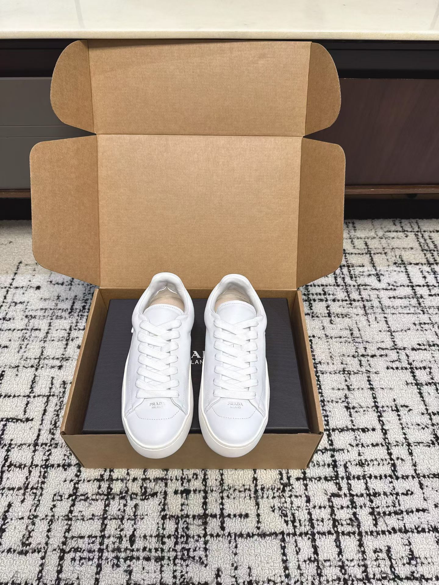 NO:868595,Couple models are released. Prada P’s 26 latest lace-up casual shoes, moral training shoes, the latest hot style, classic and comfortable combination, low-key luxury slip-on shoes, the best choice for leisure!  The soft rubber sole is known as the feeling of stepping on clouds ~ 100% comfort. The upper is made of delicate material, and the shoe shape is full of wrapping, soft and textured!  Full of high-end feel!  Upper calfskin lining sheepskin sole TPU non-slip outsole Size 35-39 (40.41 customization is not returnable), casual shoes/sports shoes, prada, prada, sneakers, cowhide, sheepskin19860909出情侣款 Prada普拉达P家26最新款系带休闲鞋 德训鞋 最新火爆款 经典舒适结合  低调奢华懒人鞋,休闲不二选择！ 软胶底素有踩云感之称～舒适度百分百 细腻材质鞋面,鞋型包裹感十足,柔和而有质感！高级感满满！ 鞋面 小牛皮 内里 羊皮 鞋底tpu防滑大底 Size 35-39（40.41定制不退换）,休闲鞋/运动鞋,prada,prada,sneakers,cowhide,sheepskin,Women's Shoes