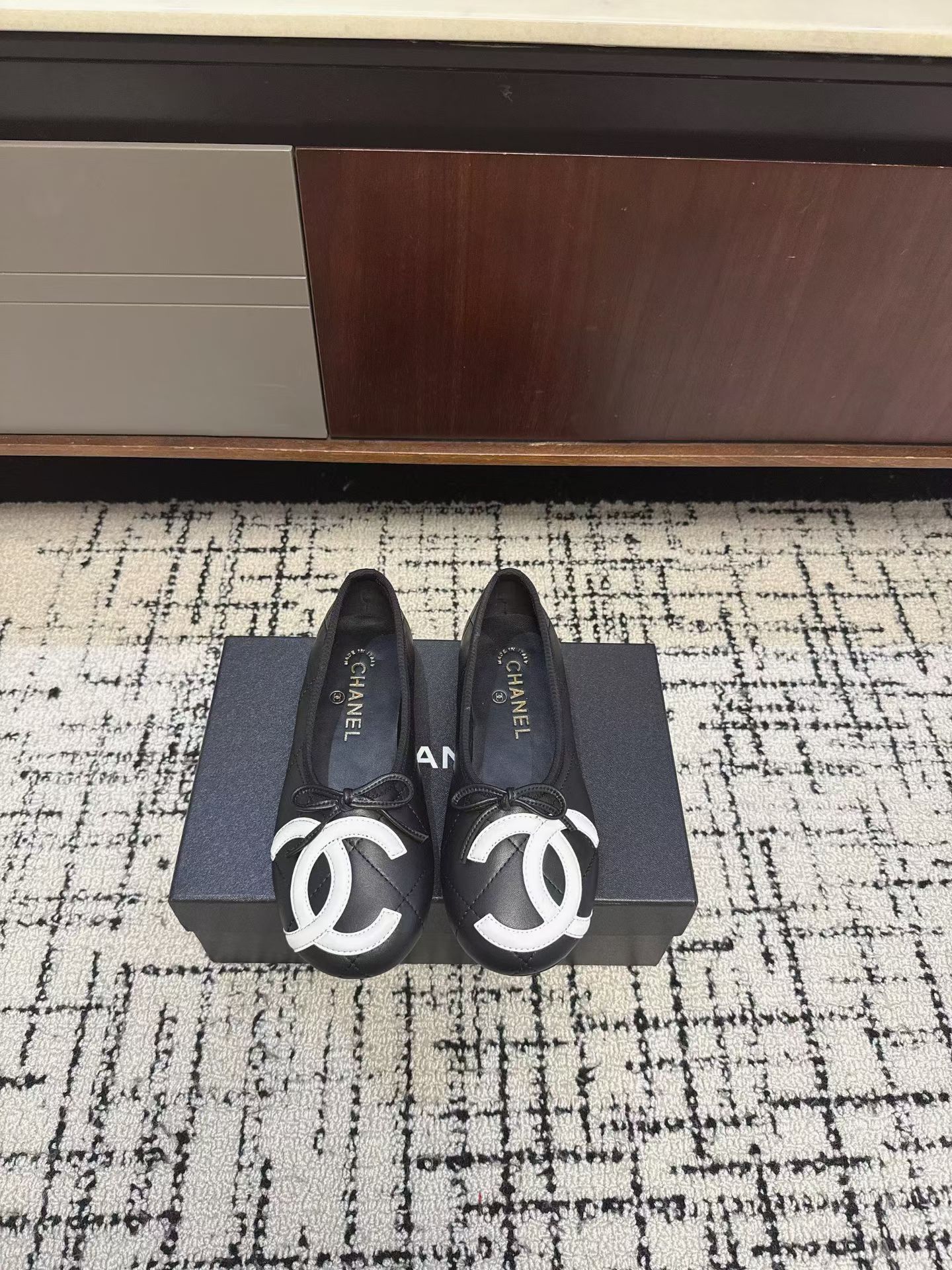 NO:868571,CHANEL Chanel's latest spring and summer coco beach Kangpeng ballet flats. There are many celebrities and Internet celebrities. It is hard to find one shoe in the counter. The classic retro style is back. The eye-catching large-sized double C Logo on the toe is the most recognizable design. It is decorated with a bow on the toe and continues the brand's classic elegance. The shoe body adopts Chanel's iconic diamond quilting technology and is paired with soft lambskin material. It has a delicate texture and has a retro atmosphere.  Italian leather outsole Size 35-41 (40 41 non-returnable), single shoes, chanel, chanel, flats, sheepskin, Leather soles19860909CHANEL香奈儿春夏最新款coco beach康鹏芭蕾舞平底鞋 超多明星网红种草 专柜一鞋难求 经典复古风回潮 鞋头醒目的大尺寸双C Logo是最具辨识度的设计 搭配鞋头的蝴蝶结装饰 延续了品牌经典的优雅调性 鞋身采用香奈儿标志性的菱格绗缝工艺 搭配柔软的小羊皮材质 质感细腻且自带复古氛围 意大利真皮大底Size35-41（40 41不退换）,单鞋,chanel,chanel,flats,sheepskin,Leather soles,Women's Shoes