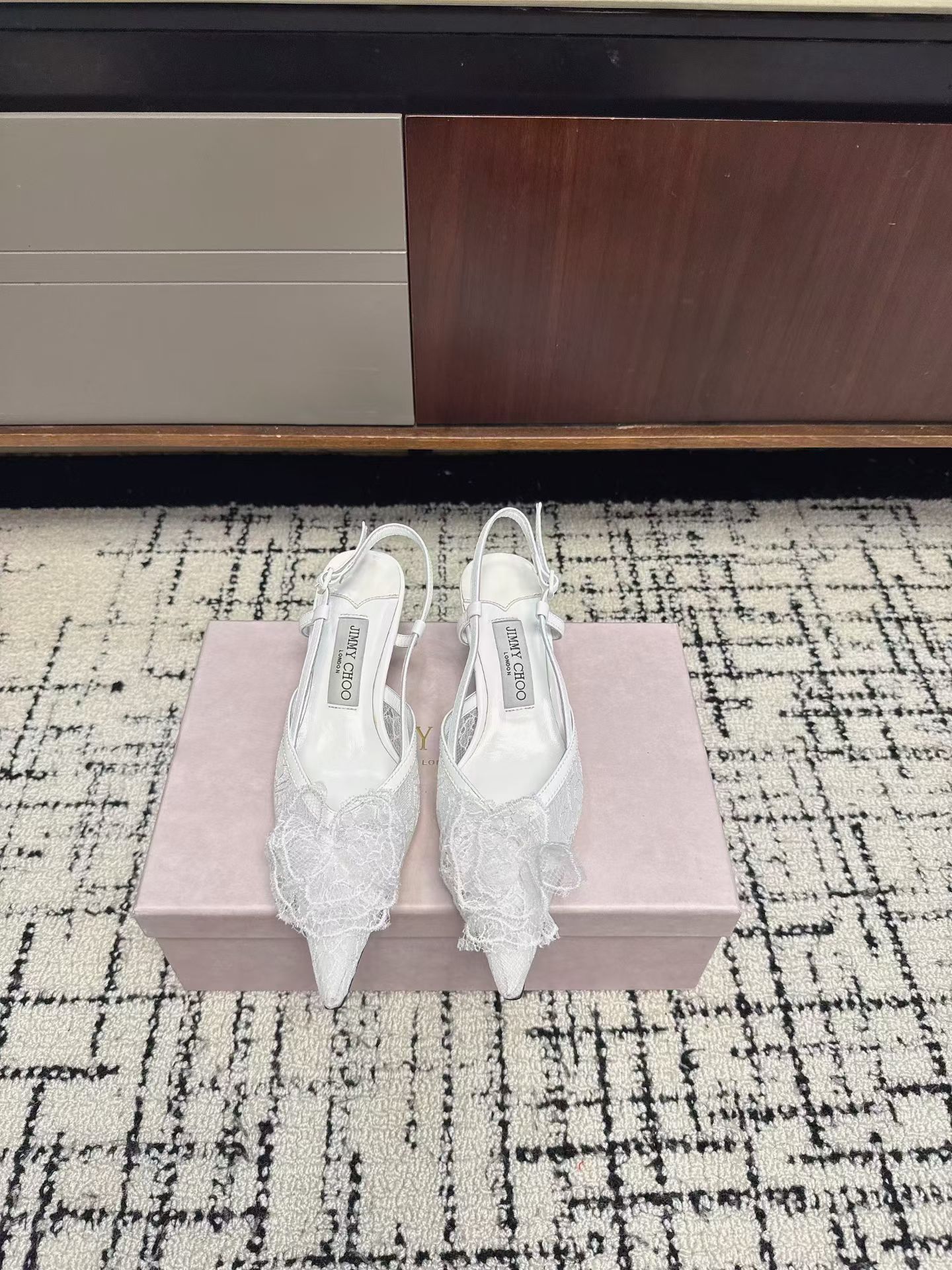 NO:874647,JIMMY CHOO*26ss new summer lace petal pointed toe high-heeled sandals. The transparent shoe body is matched with flower accessories to outline a light and playful French silhouette. The transparent material has a refreshing atmosphere, and the flower shape is playful and age-reducing. It is an eye-catching style with its own focus on the foot. A variety of colors are suitable for different outfits, black is classic and durable, pink is warm and soft, white is fresh and age-reducing, and red is warm and bright. Whether it is daily commuting or going out on a date, it can easily light up the overall look.  Upper with lace and sheepskin stitching, lining with sheepskin, leather outsole, size 35-42 (customized sizes 40, 41, and 42 are non-refundable), heel height 5cm, high heels sandals, jimmy choo, sandals, high heels, sheepskin, Leather soles19860909JIMMY CHOO*26ss夏季新款蕾丝花瓣尖头高跟凉鞋 透明鞋身,搭配花朵饰件,勾勒轻盈俏皮的法式轮廓.通透材质自带清爽氛围感,花朵造型俏皮减龄,上脚就是自带焦点的吸睛款. 多种配色适配不同穿搭,黑色经典耐看粉色温柔软萌白色清新减龄红色热烈明艳,不管是日常通勤还是约会出街,都能轻松点亮整体造型. 鞋面蕾丝羊皮拼接 内里羊皮 大底真皮大底 size35-42码（40、41、42码定制不退换） 跟高5cm,高跟鞋凉鞋,jimmy choo,sandals,high heels,sheepskin,Leather soles,Women's Shoes