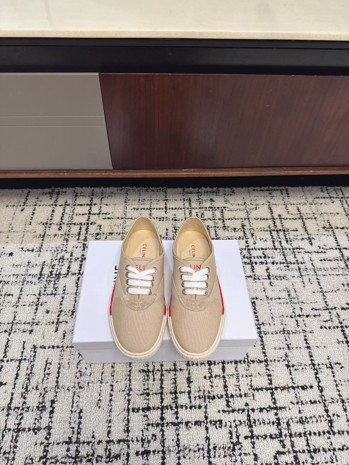 NO:874633,Purchasing agent CELINE CELINE RUNNER CR-03 sneakers are decorated with the CELINE logo on the tongue and back of the sneakers. The words CR-03 are debossed on the sides of the sneakers. The CELINE logo is embossed on the sides of the shoes. Thick-soled bread shoes 2026 spring and summer new women's Arc de Triomphe logo laces 356853 are simple and comfortable, clean and neat, and increase the height and slim legs. Whether worn alone or paired with wide-leg pants, high street and retro, let's make CELINE girls together. Original fabric upper  Original lining, outsole, original molded rubber outsole Size#35-40 (40 customization is non-refundable and non-exchangeable), casual shoes/sports shoes, celine, celine, sneakers19860909代购级 CELINE思琳赛琳CELINE RUNNER CR-03运动鞋鞋舌和鞋后帮饰有CELINE标志运动鞋侧面凹印CR-03字样 鞋后帮和侧面压印CELINE标志厚底面包鞋2026春夏新款女凯旋门徽标系带356853简单舒服,干净利落,增高显腿细 无论是单穿还是搭配阔腿裤,高街又复古一起来做CELINE女孩 鞋面原版布面 内里原版内里大底原版开模橡胶大底 Size#35-40（40定制不退不换）,休闲鞋/运动鞋,celine,celine,sneakers,Women's Shoes
