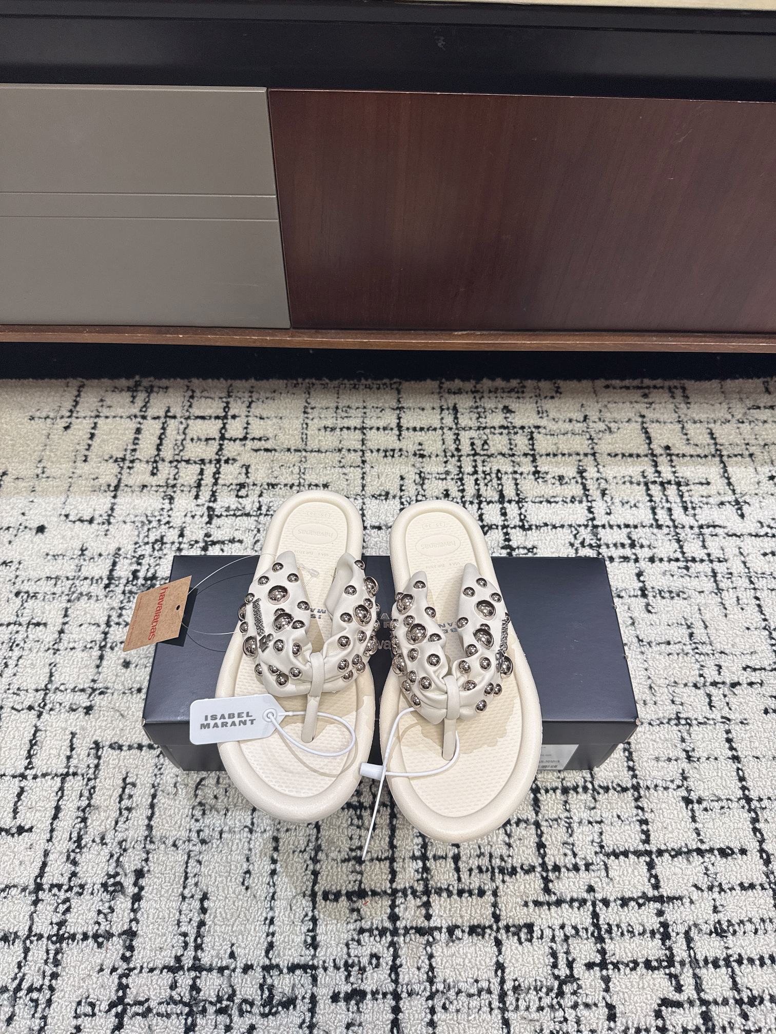 NO:900578,ISABEL MARAN* Isabel's co-branded 26 autumn and winter slippers, flip-flops, round-toe flat sandals, the body of the shoe is decorated with hand-made pearls and hardware buckles!  It is not only the most recognizable brand symbol, but also instantly enhances the sense of elegance of the shoes. It is low-key and full of luxury brand tones. The details are directly ecstatic, and the high-end texture is instantly recognizable. Whether it is daily commuting, going out on a date, or traveling and taking photos, these shoes can be held perfectly, and the atmosphere feels like walking on the feet, and it will look like a blockbuster in any photo. A versatile sandal that is not tired of wearing, a super classic style, with a refined and stable temperament in leisure, a perfect treasure for this spring and summer!  Original 1:1 mold for soles, size 35-40, split-toe shoes, slippers19860909ISABEL MARAN* 伊莎贝尔联名款 26秋冬拖鞋 人字拖鞋圆头平底凉拖鞋 鞋身手工打的珍珠和五金扣装饰！既是最具辨识度的品牌符号,又瞬间提升鞋履的贵气感,低调中尽显奢牌调性,细节控直接狂喜,一眼就是的高级质感. 不管是日常通勤、约会出街,还是旅行拍照,这双鞋都能完美hold住,上脚就是行走的氛围感,随便拍都是大片既视感. 穿不腻的百搭凉拖 超经典的一款 休闲中带着精致 气质拿捏稳妥 今年春夏绝美加分宝藏！ 鞋底原版1:1开模 码数35-40,分趾鞋,slippers,Women's Shoes