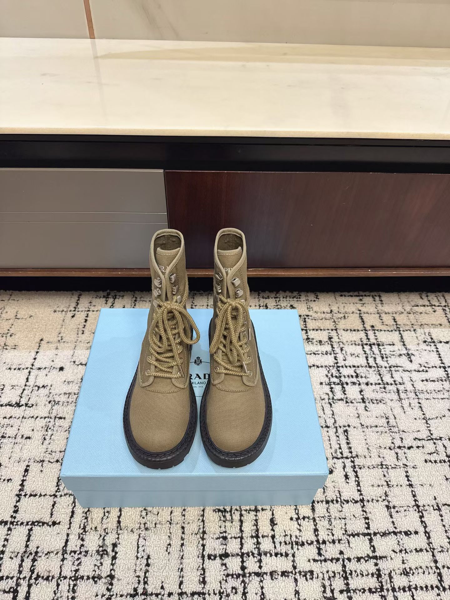NO:900587,New color Prada* Prada 25ss Autumn and Winter thick-soled Martin boots, fashionable thick-soled casual short boots, unique taste, everyone loves it and can easily control it. It is popular every year. There is also a versatile classic shoe last, which is enough to conquer you. Wear it to increase your height and casual wear, simple and handsome on your feet. Upper: linen outsole combination with non-slip sole. Size35-40 (40, custom-made, non-refundable), boots, prada, prada, boots19860909新色Prad* 普拉达 25ss 秋冬 厚底马丁靴 时尚厚底休闲短靴 ,独到味道,人人都爱也轻松驾驭 每年都会爆.还有就是百搭经典的鞋楦,足以征服你,穿上它,增高休闲两不失误,上脚简单帅气 鞋面 麻布 大底组合防滑底 Size35-40（40,订做不退换）,靴子,prada,prada,boots,Women's Shoes