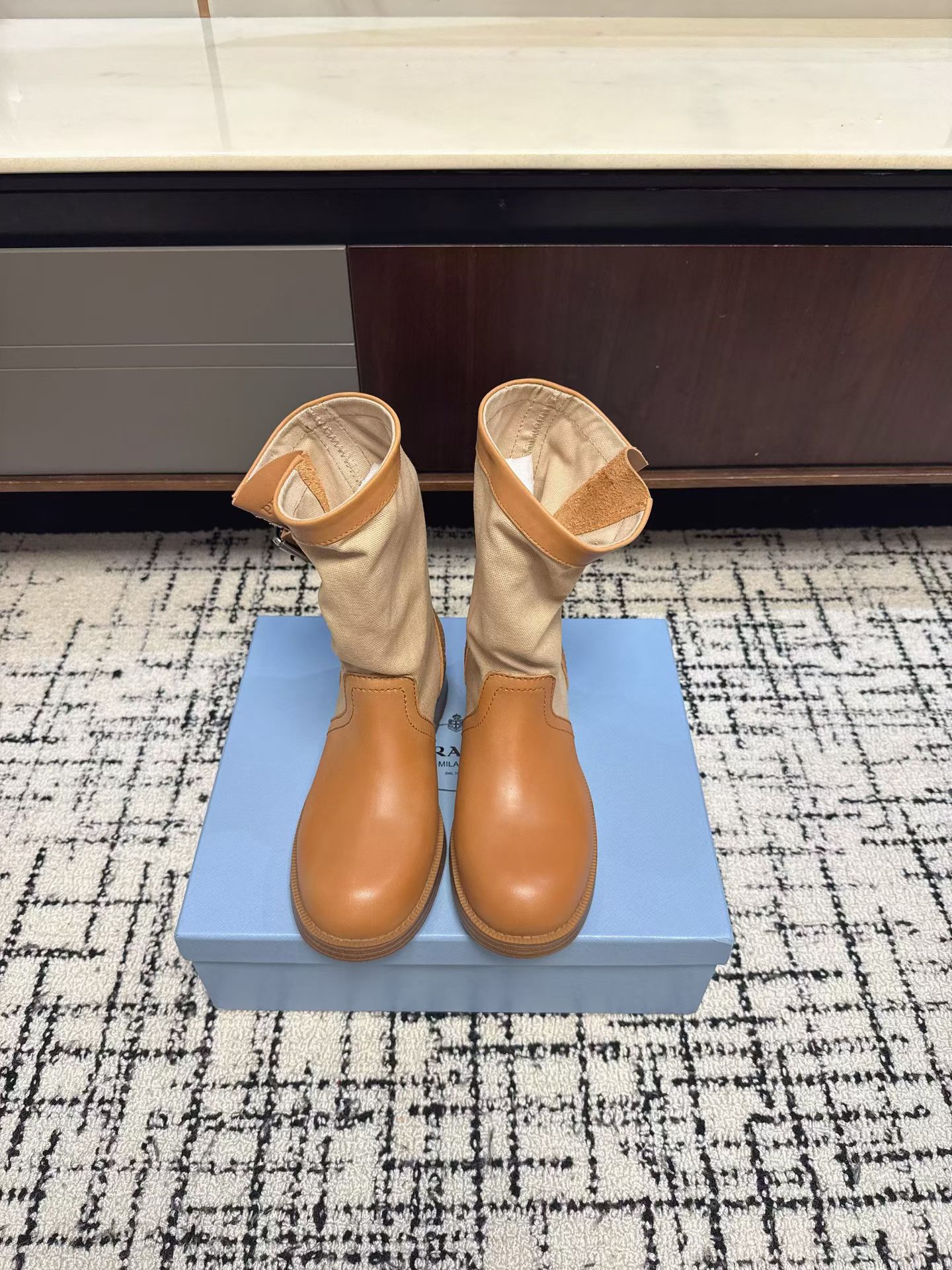 NO:905909,New color Prad* Prada 25ss Autumn and Winter thick-soled knight boots, fashionable thick-soled casual boots, unique taste, everyone loves and easy to control, and will be popular every year. There is also a versatile classic shoe last, which is enough to conquer you. Wear it, increase your height and casual style, simple and handsome on the feet. The upper is made of tree paste calf, the lining is water-dyed cowhide, and the outsole is made of genuine leather with anti-slip sole.  Size 35-41 (40, 41 customized, non-refundable), boots, prada, prada, boots, cowhide19860909新色Prad* 普拉达 25ss 秋冬 厚底骑士靴长靴 时尚厚底休闲长靴 ,独到味道,人人都爱也轻松驾驭 每年都会爆.还有就是百搭经典的鞋楦,足以征服你,穿上它,增高休闲两不失误,上脚简单帅气 鞋面树膏油脂小牛 内里水染牛皮 大底真皮组合防滑底 Size35-41（40,41订做不退换）,靴子,prada,prada,boots,cowhide,Women's Shoes