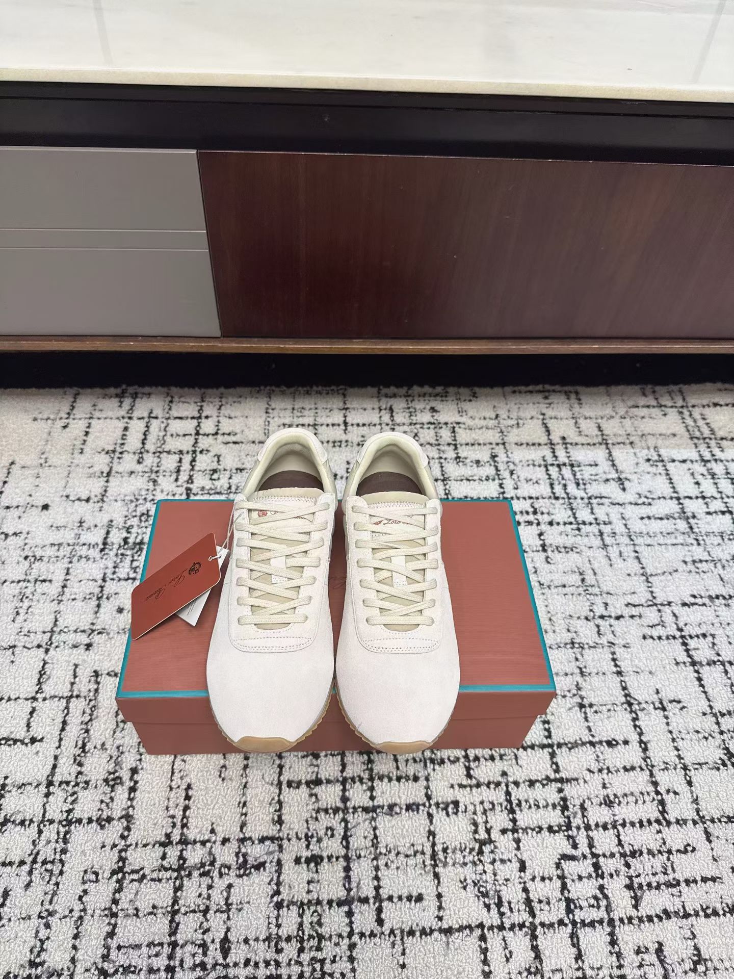 NO:925162,Loro Piana's latest old-money style suede splicing moral training shoes. Many celebrity internet celebrities are planting grass. Minimalist luxury commuter casual shoes. 70's retro jogging shoes with streamlined narrow body. Diamond-shaped LP brand logo embossed on the tongue. Shield logo embossed on the heel. Highly brand-recognizable. Imported Zonta short-pile cow suede + smooth first-layer calfskin splicing. Matte suede is soft.  Smooth leather adds layers of suede that won't show dirt easily. Cashmere blend cushioning insole is moisture-absorbent and breathable, so your feet won't feel stuffy after walking for a long time. Raw rubber sawtooth non-slip rubber sole + lightweight EVA foam midsole, soft elastic shock absorption, zero load-bearing, the sole comes with retro caramel distressed tones. Size women's 35-40, casual shoes/sports shoes, loro piana, loro piana, sneakers, cowhide, chamois leather19860909Loro Piana诺悠翩雅最新款老钱风麂皮拼接德训鞋 超多明星网红种草 极简轻奢通勤休闲鞋 70年代复古慢跑鞋流线型窄鞋身 鞋舌压印菱形LP品牌徽标 后跟盾牌logo压印 极具品牌辨识度 进口Zonta短绒牛反麂皮+平滑头层小牛皮拼接 哑光麂皮柔和 光面皮增加层次绒面不易显脏 羊绒混纺缓冲鞋垫,吸湿透气,久走不闷脚 生胶锯齿防滑橡胶底+轻量化EVA发泡中底,软弹减震,零负重,鞋底自带复古焦糖做旧色调Size女35-40,休闲鞋/运动鞋,loro piana,loro piana,sneakers,cowhide,chamois leather,Women's Shoes