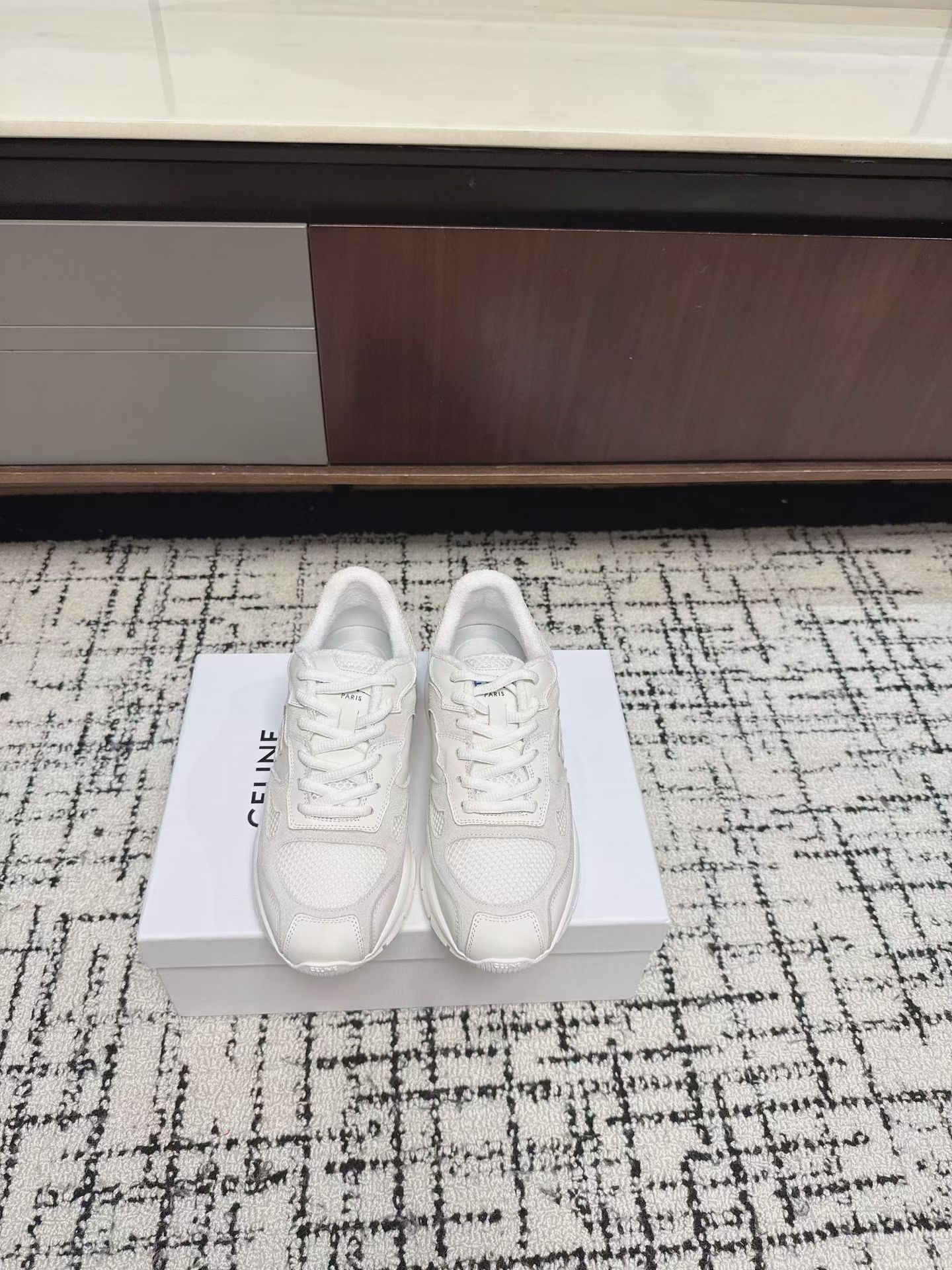 NO:925167,From Celine Celine RACER 26 latest casual sports shoes This is a pair of shoes full of street feel. It continues the classic design and is very good. This shoe has its own unique design. The leather upper is very easy to take care of. It is slim and original. It is unique and light on the feet. It is a must-have and versatile model for all seasons. Upper cowhide + cow suede + mesh. Lining breech outsole original TPU outsole  Size 35--40, casual shoes/sports shoes, celine, celine, sneakers, cowhide19860909出 Celine 赛琳 RACER 26最新 休闲 运动鞋 这是充满街头感的一双鞋子,延续经典设计非常赞 这款鞋有它自己独特的设计,皮革鞋面非常好打理,显瘦独出心裁,别具一格,上脚轻便十分舒适 四季必备百搭款 鞋面牛皮+牛反绒+网 内里布里 大底原版TPU大底 码数35--40,休闲鞋/运动鞋,celine,celine,sneakers,cowhide,Women's Shoes