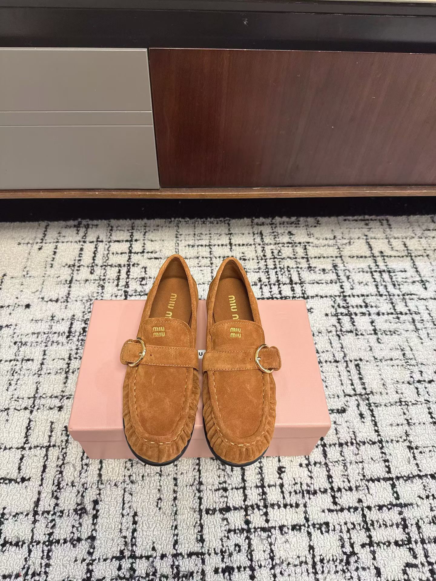 NO:957380,Miu Miu's latest pleated buckle loafers. Many celebrity internet celebrities have planted grass. Retro college-style flat loafers. The pleat element is the soul of the whole pair of shoes. It breaks the monotonous outline of traditional loafers and has a retro lazy feel. Adjustable metal ring buckle strengthens the college retro tone. Refined but not exaggerated. The upper is suede calfskin. The texture is soft and advanced. The low flat heel is stable for walking.  Taking into account the retro atmosphere and daily comfort, the original open-molded rubber non-slip outsole Size 35-40, loafers, miumiu, loafers, cowhide, chamois leather19860909Miu Miu缪缪最新款褶皱搭扣乐福鞋 超多明星网红种草 复古学院风平底乐福鞋 褶裥元素是整双鞋灵魂 打破传统乐福鞋单调轮廓 自带复古慵懒感 可调节金属圆环扣 强化学院复古调性 精致不浮夸 鞋面麂皮小牛皮 质感柔和高级 低平跟走路稳当 兼顾复古氛围与日常舒适度原版开模橡胶防滑大底Size35-40,乐福鞋,miumiu,loafers,cowhide,chamois leather,Women's Shoes
