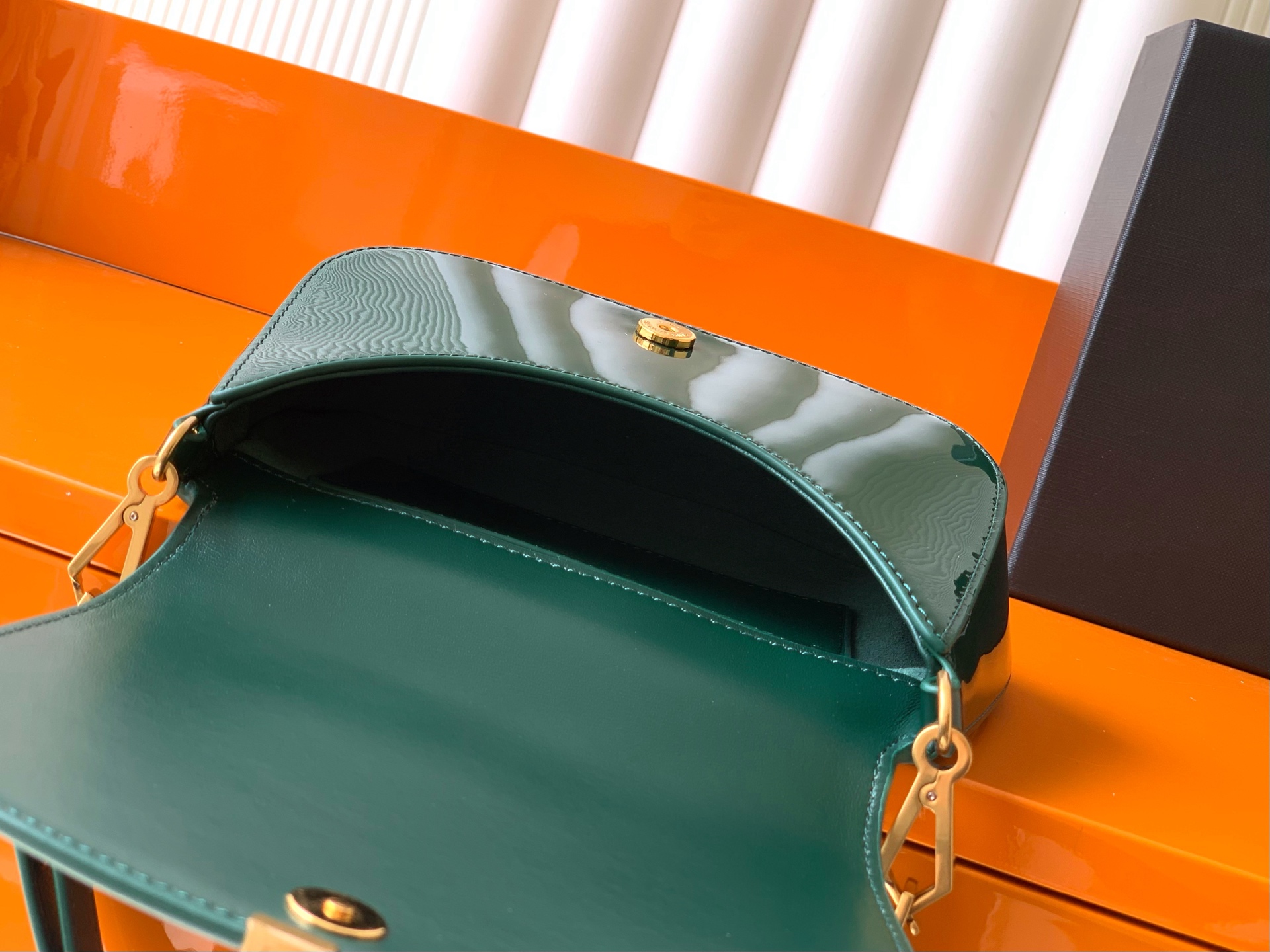 VOLTAIRE BOX 独自デザインの腋下/マ鞍包