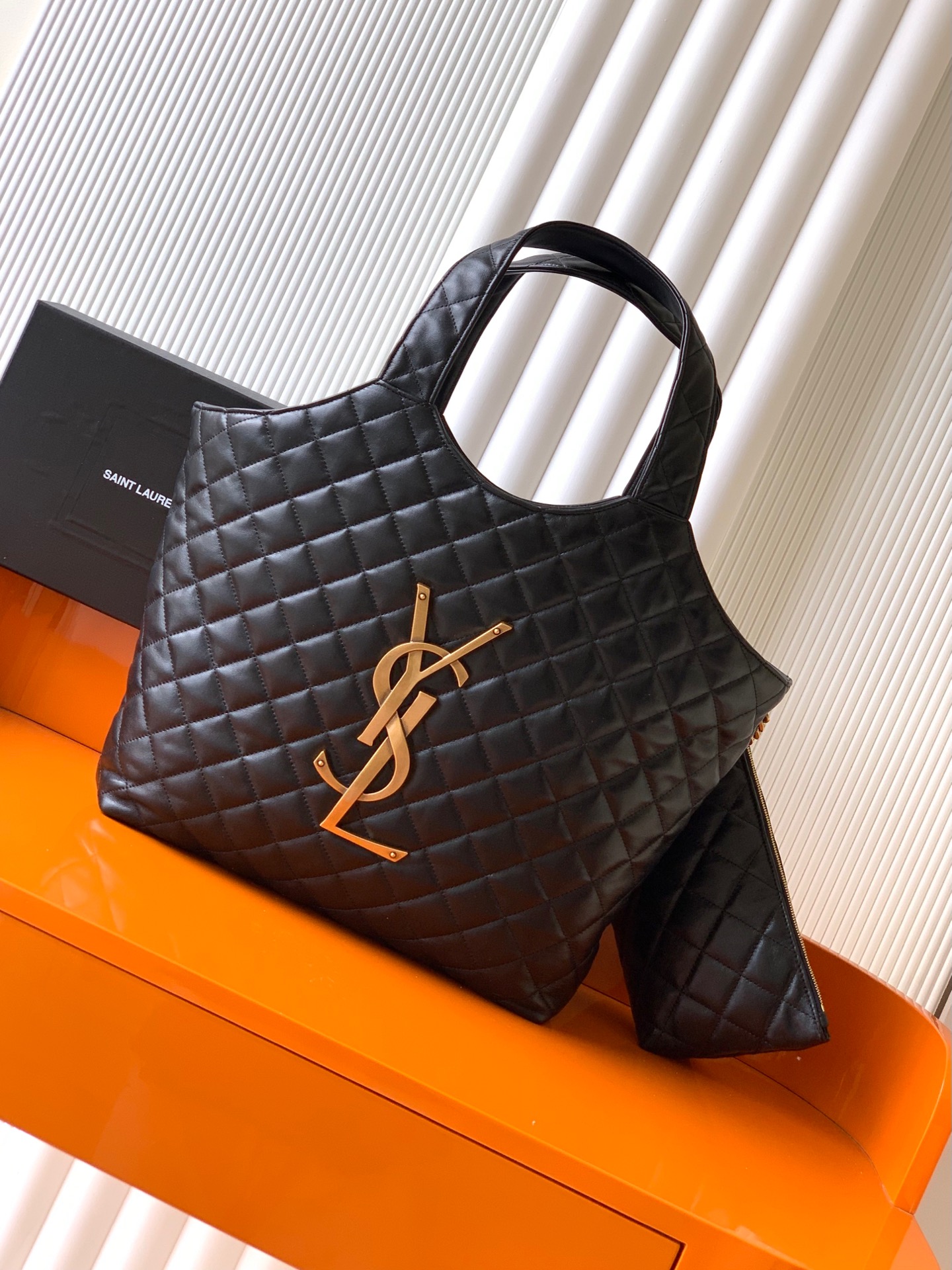 Saint Laurent ICAREトートバッグ - 小号黒羊皮と金のスタイリッシュデザイン