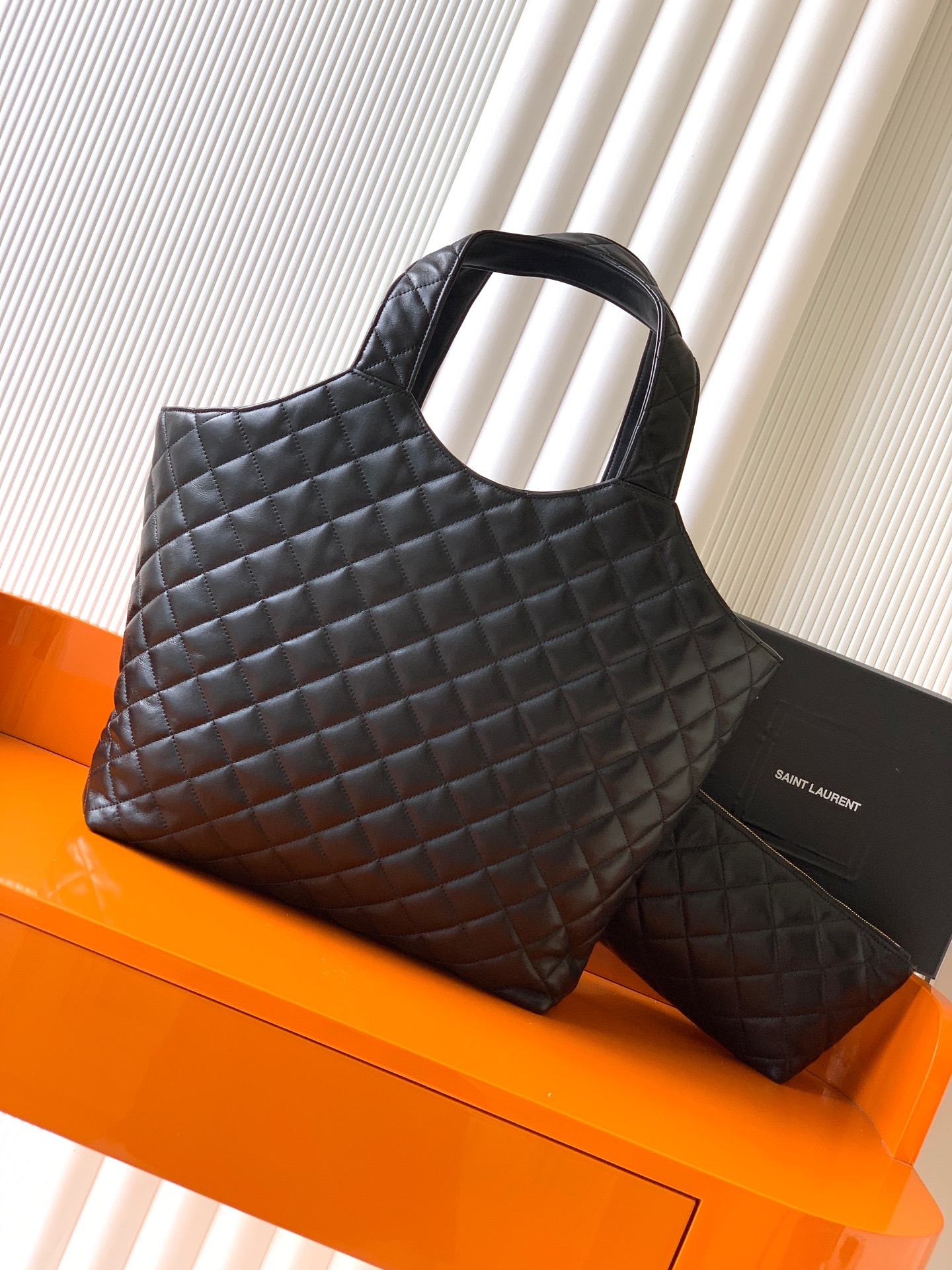 Saint Laurent ICAREトートバッグ - 小号黒羊皮と金のスタイリッシュデザイン