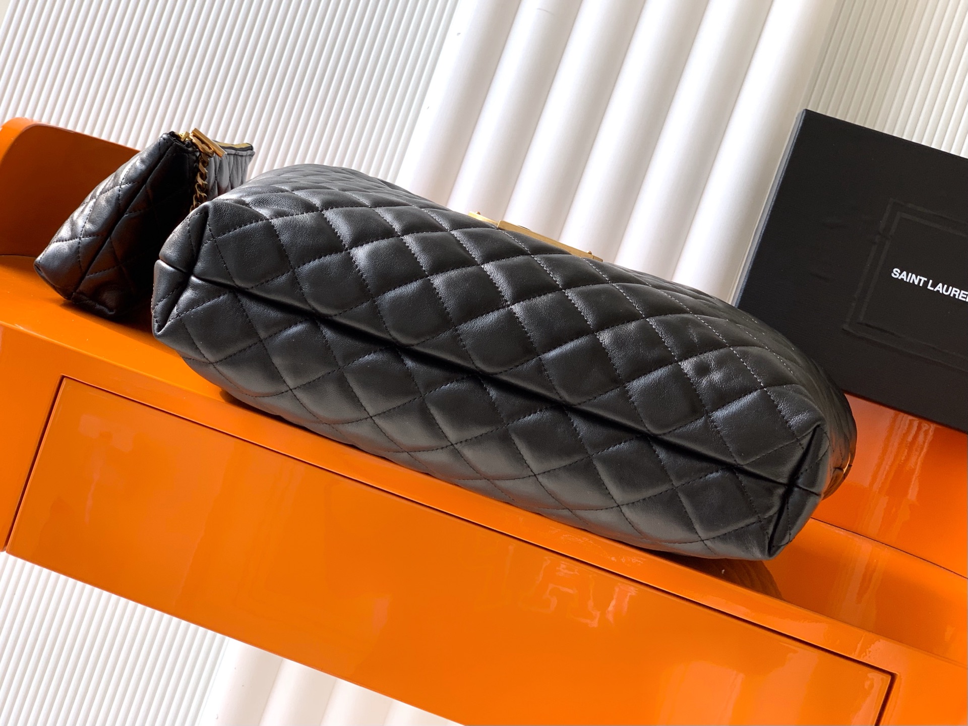 Saint Laurent ICAREトートバッグ - 小号黒羊皮と金のスタイリッシュデザイン