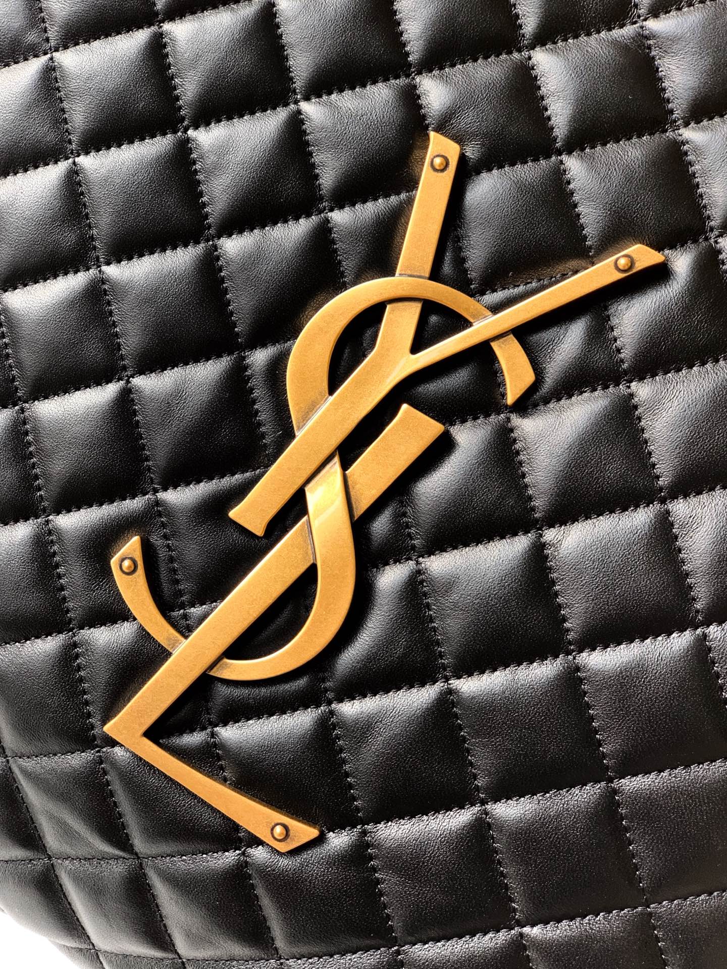 Saint Laurent ICAREトートバッグ - 小号黒羊皮と金のスタイリッシュデザイン