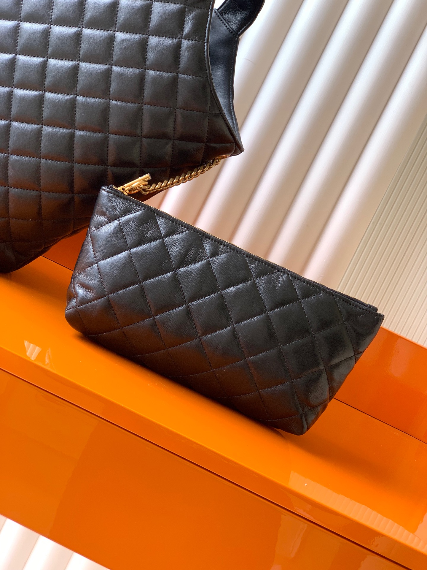 Saint Laurent ICAREトートバッグ - 小号黒羊皮と金のスタイリッシュデザイン