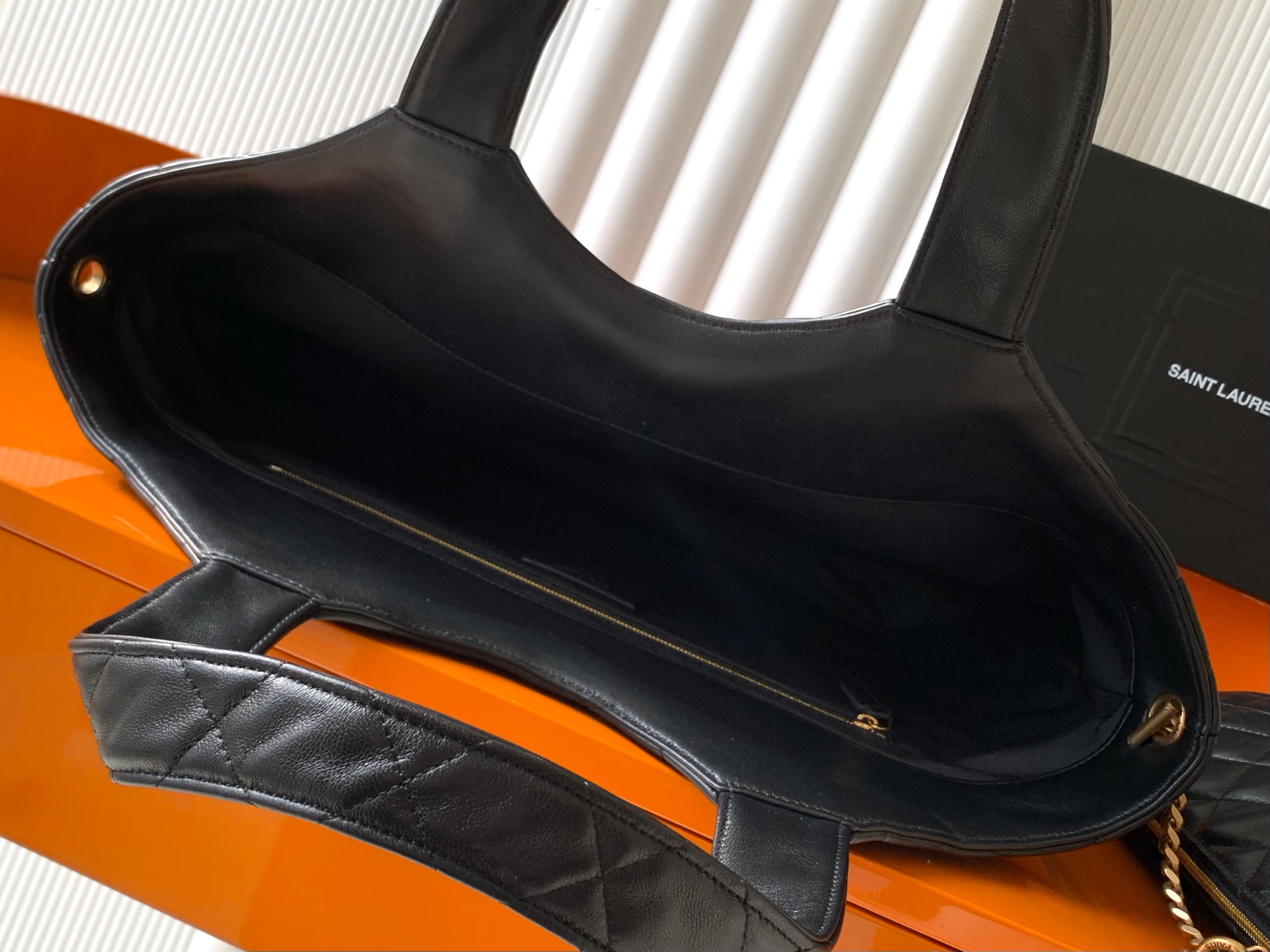 Saint Laurent ICAREトートバッグ - 小号黒羊皮と金のスタイリッシュデザイン