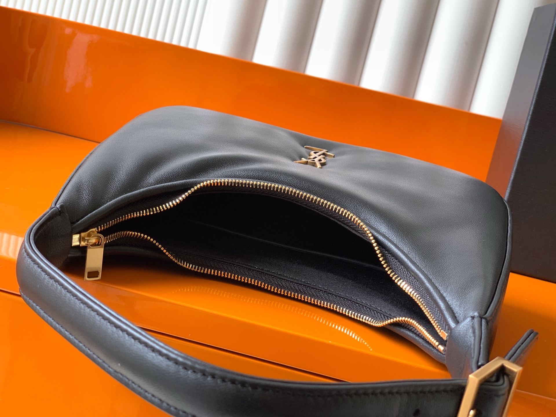 YSL CALYPSOミニハンドバッグ 黒羊皮の洗練されたデザイン