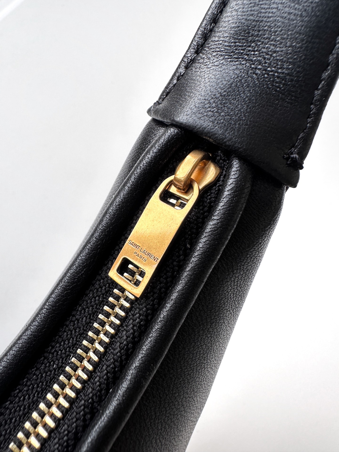 YSL CALYPSOミニハンドバッグ 黒羊皮の洗練されたデザイン