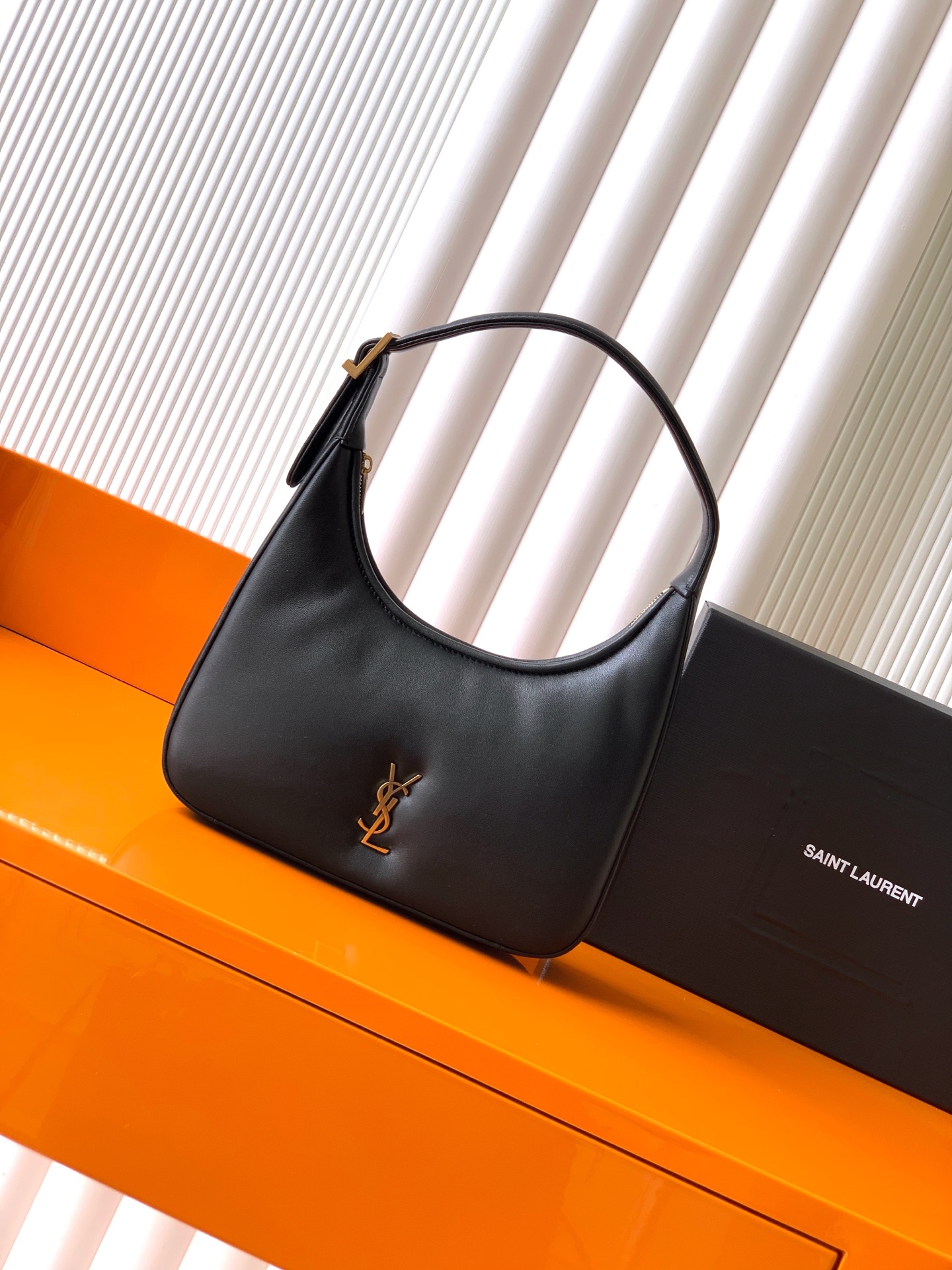 YSL CALYPSOミニハンドバッグ 黒羊皮の洗練されたデザイン