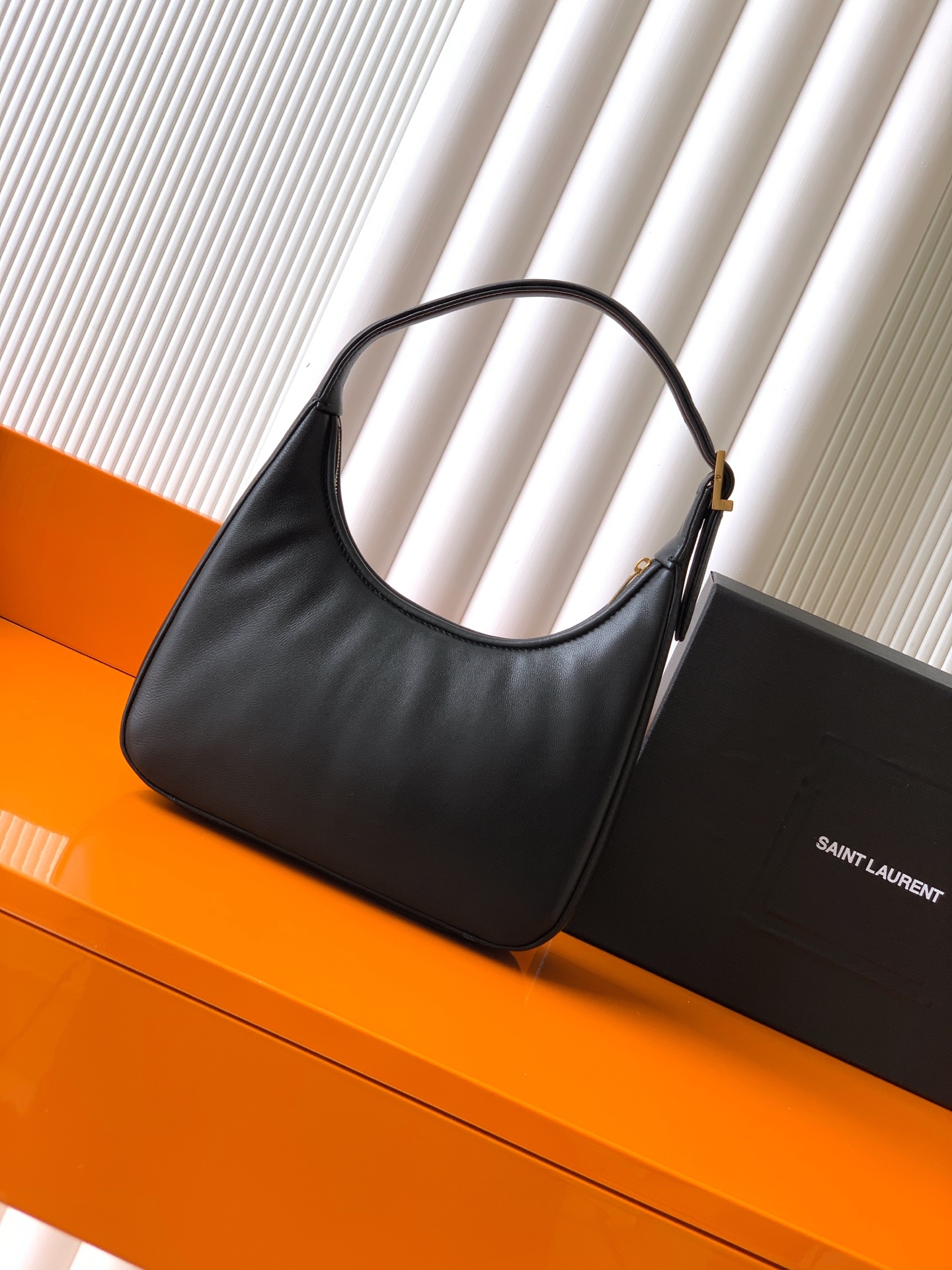 YSL CALYPSOミニハンドバッグ 黒羊皮の洗練されたデザイン