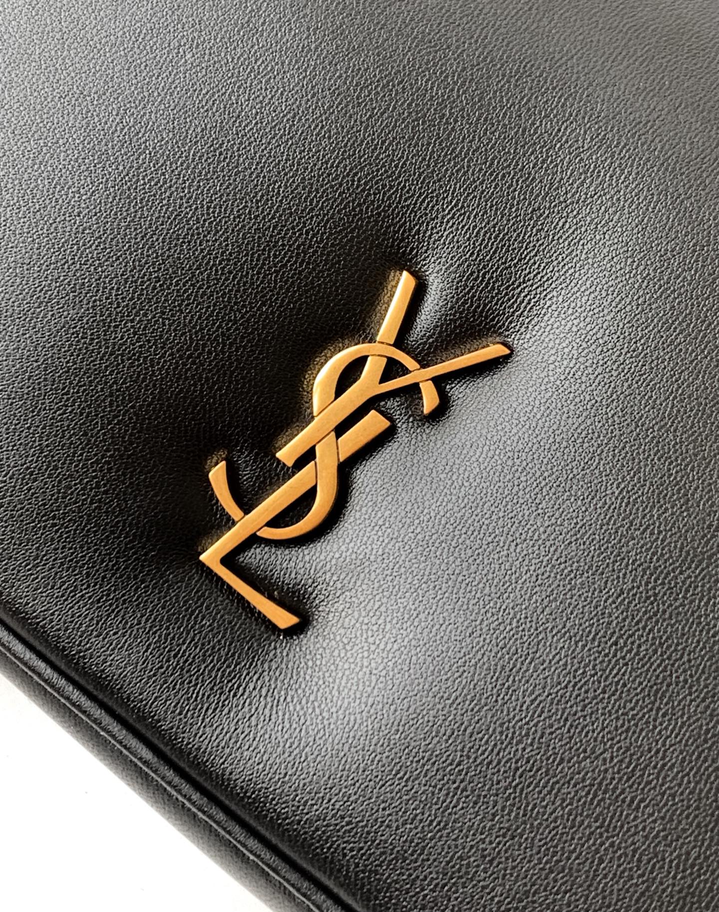 YSL CALYPSOミニハンドバッグ 黒羊皮の洗練されたデザイン