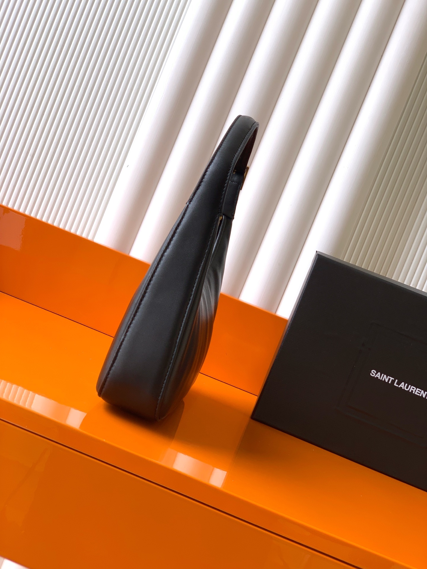 YSL CALYPSOミニハンドバッグ 黒羊皮の洗練されたデザイン