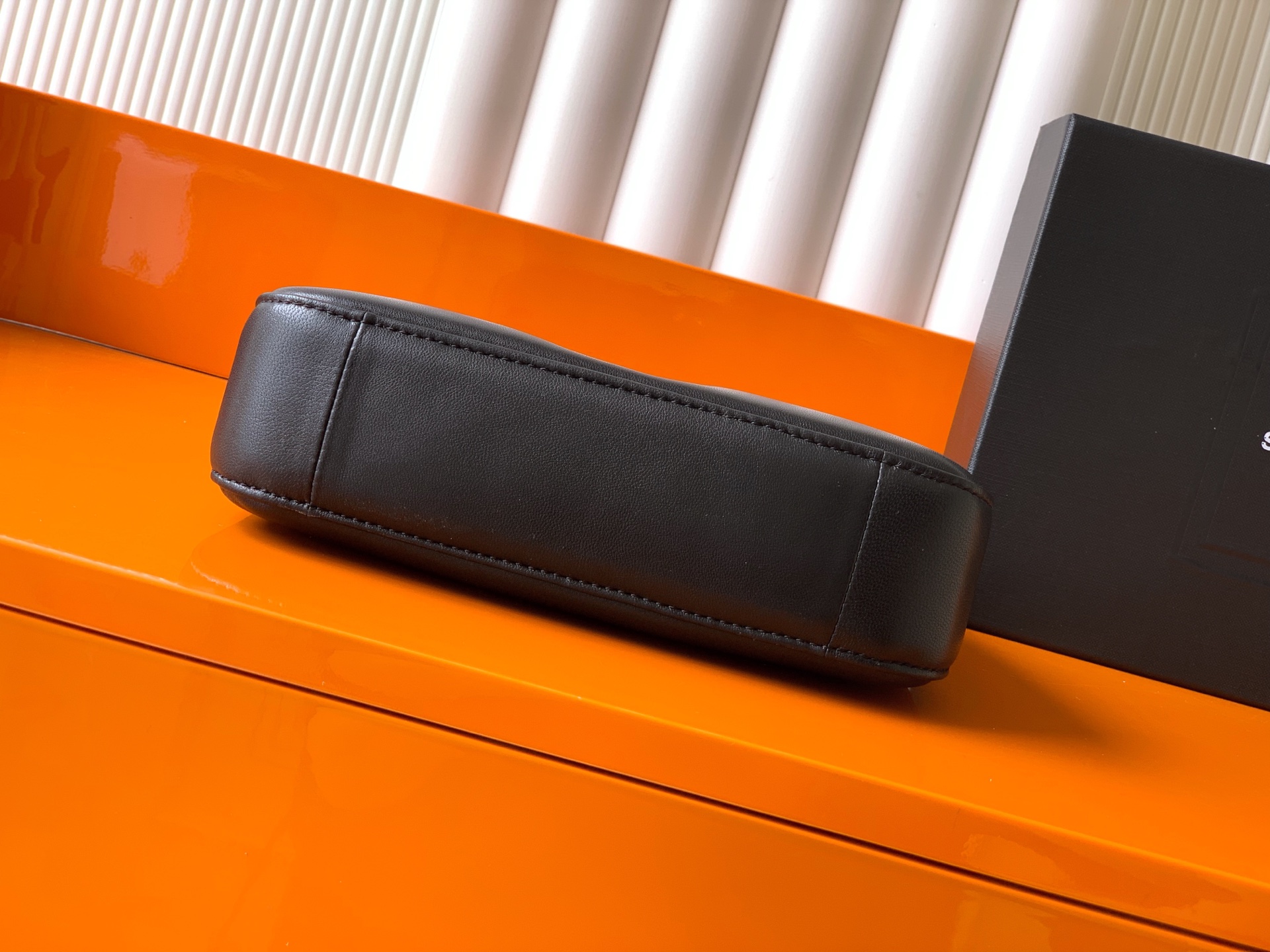 YSL CALYPSOミニハンドバッグ 黒羊皮の洗練されたデザイン