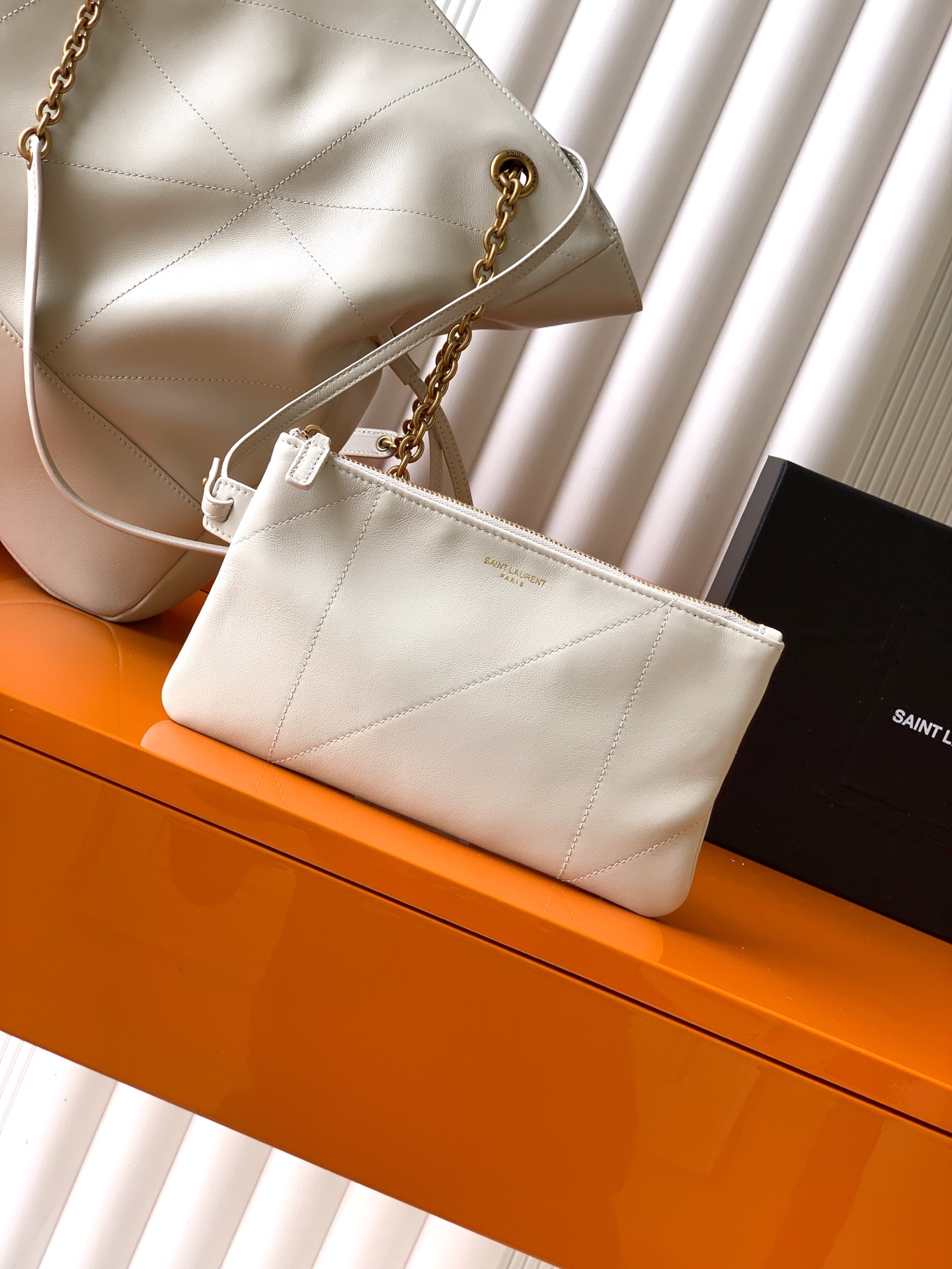 YSL Jamie 大容量ポーチバッグ 羊皮製のエレガントなトート