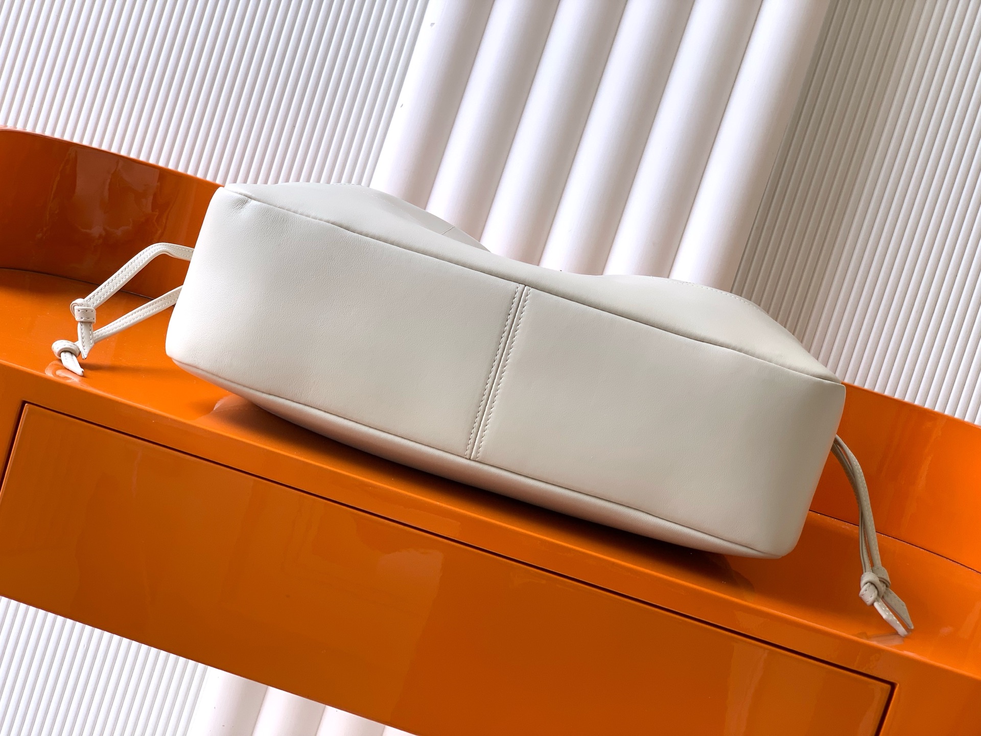 YSL Jamie 大容量ポーチバッグ 羊皮製のエレガントなトート